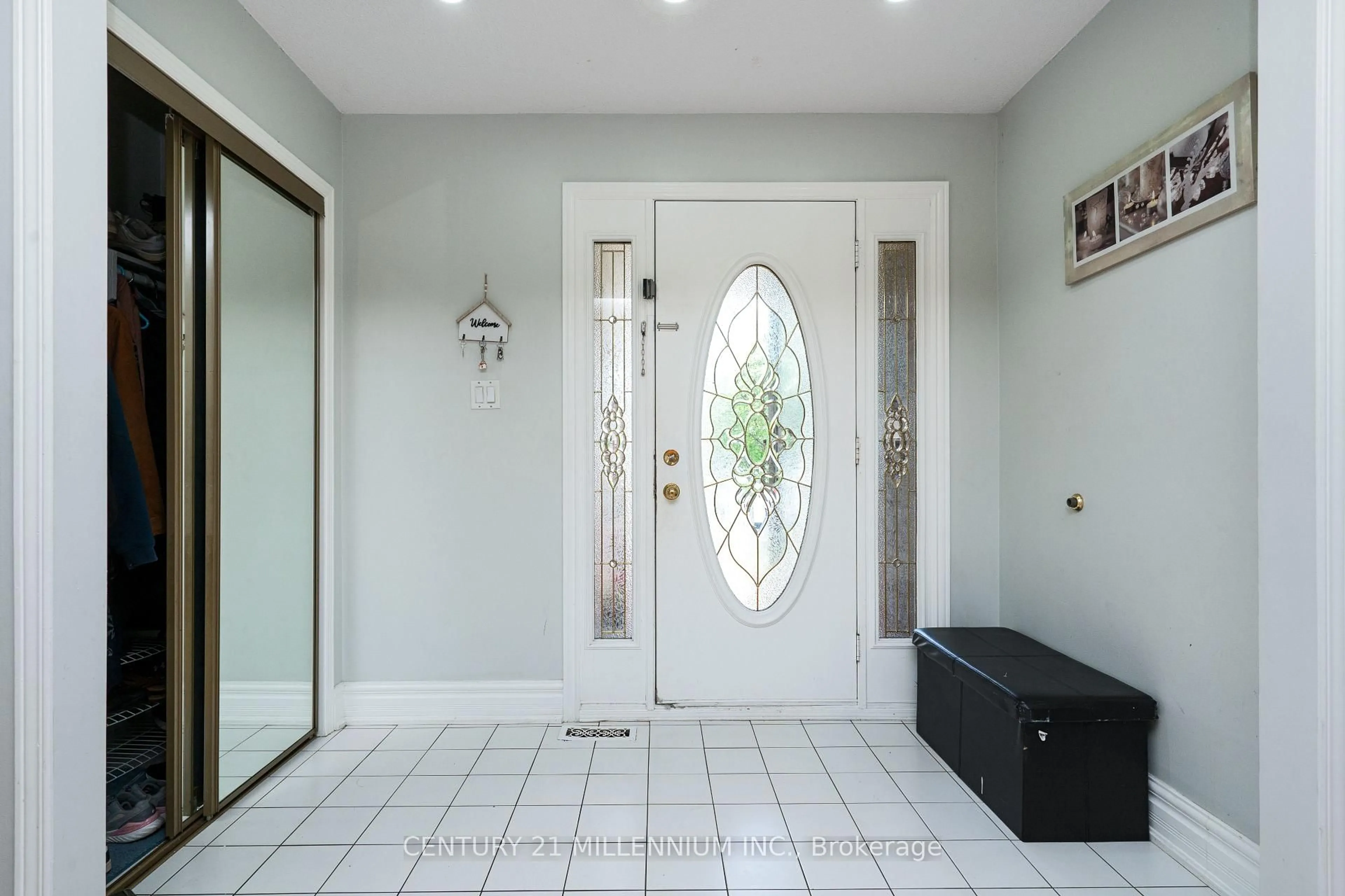 Indoor entryway for 29 Mossbank Dr, Brampton Ontario L6W 3Z4