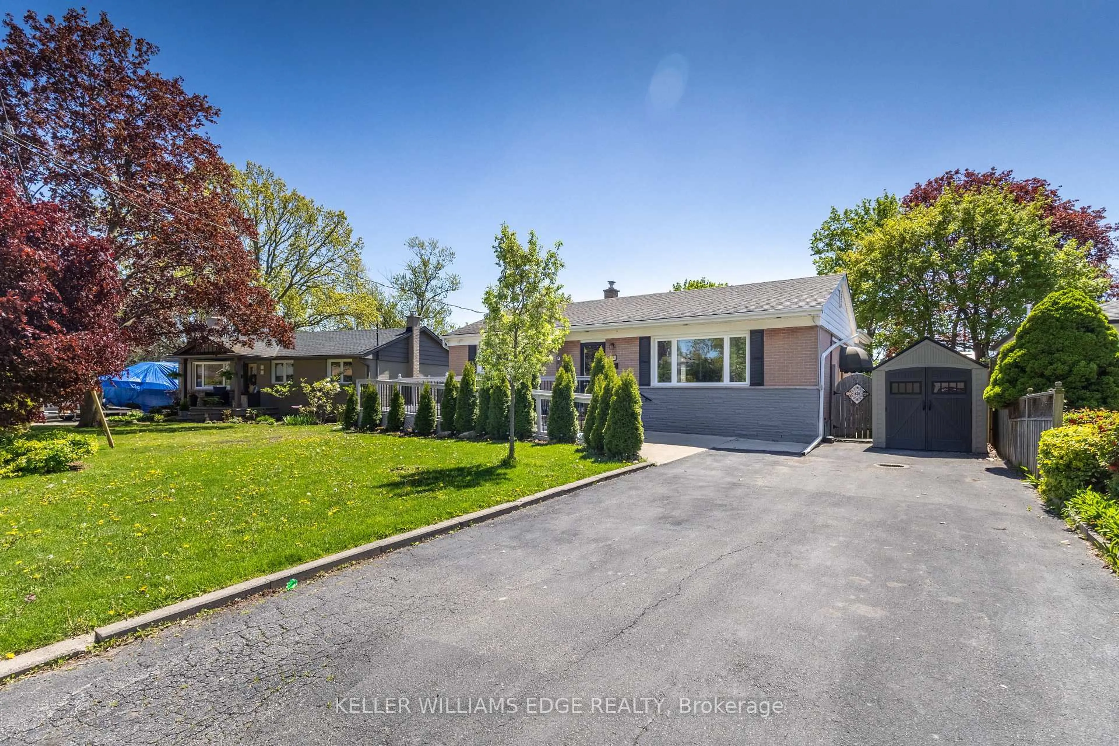 A pic from outside/outdoor area/front of a property/back of a property/a pic from drone, street for 156 Hammersmith Crt, Burlington Ontario L7L 4N5