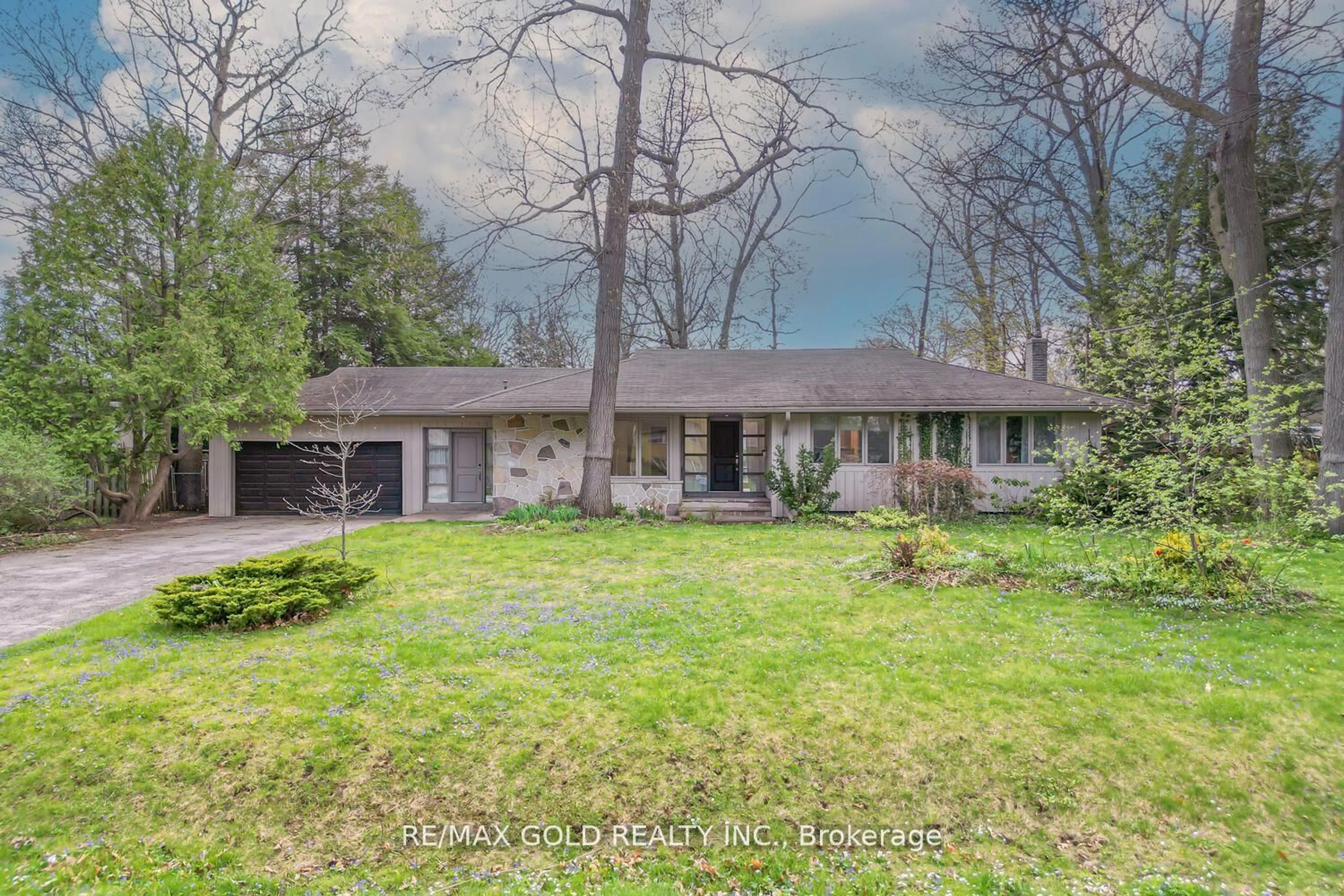 A pic from outside/outdoor area/front of a property/back of a property/a pic from drone, unknown for 1534 Randor Dr, Mississauga Ontario L5J 3C7