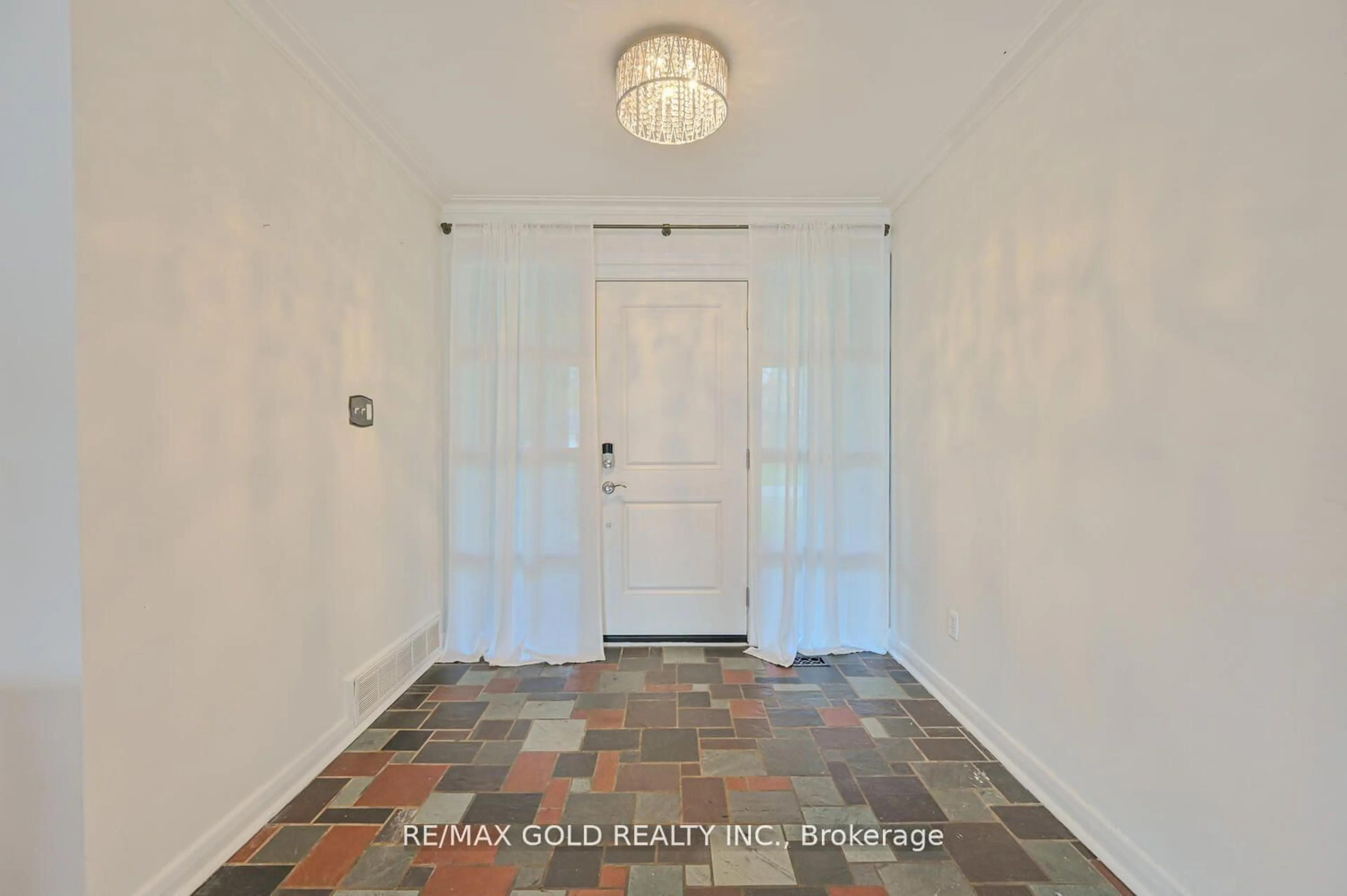 Indoor entryway for 1534 Randor Dr, Mississauga Ontario L5J 3C7