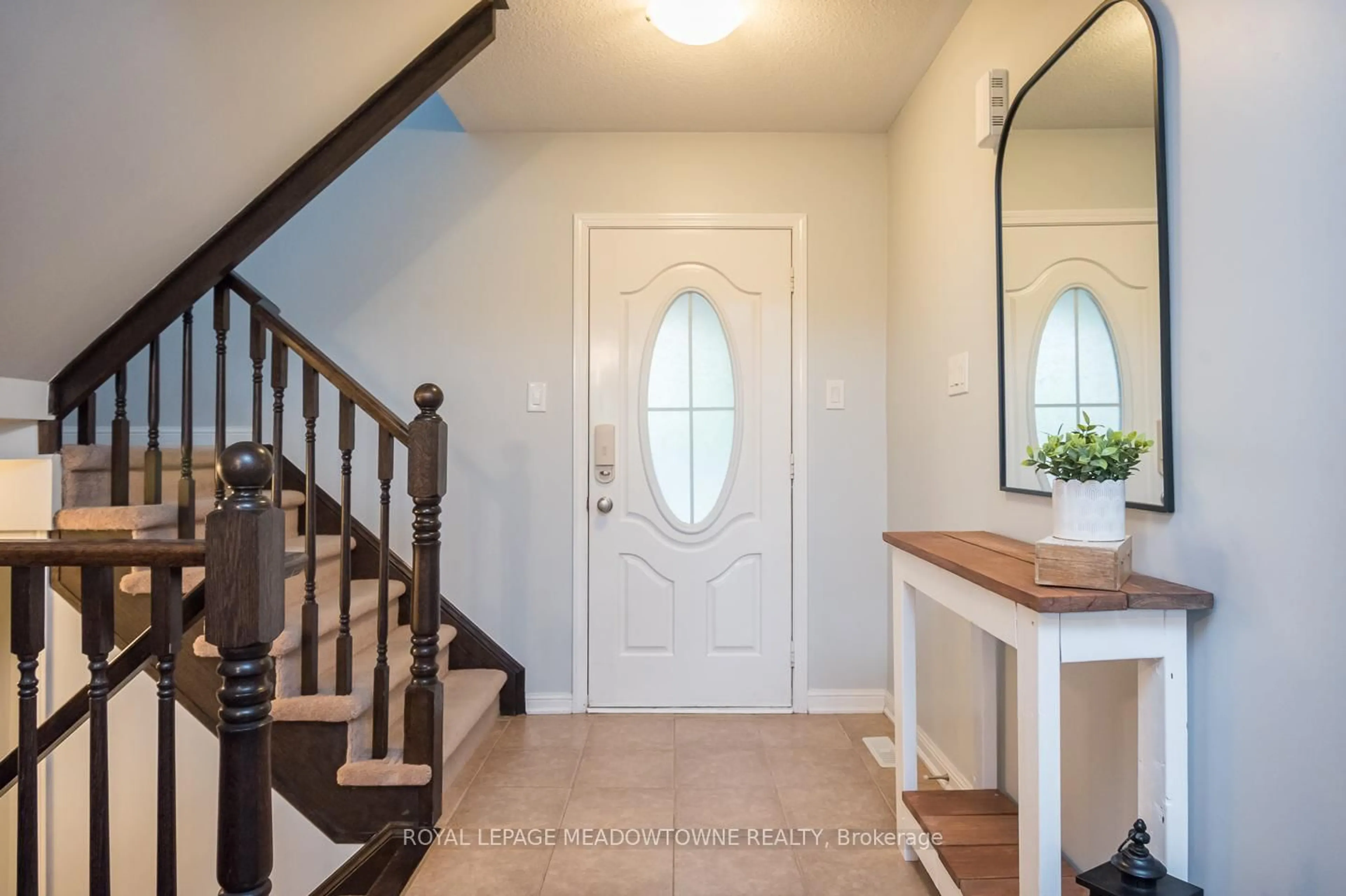 Indoor entryway for 881 Brassard Circ, Milton Ontario L9T 8E2