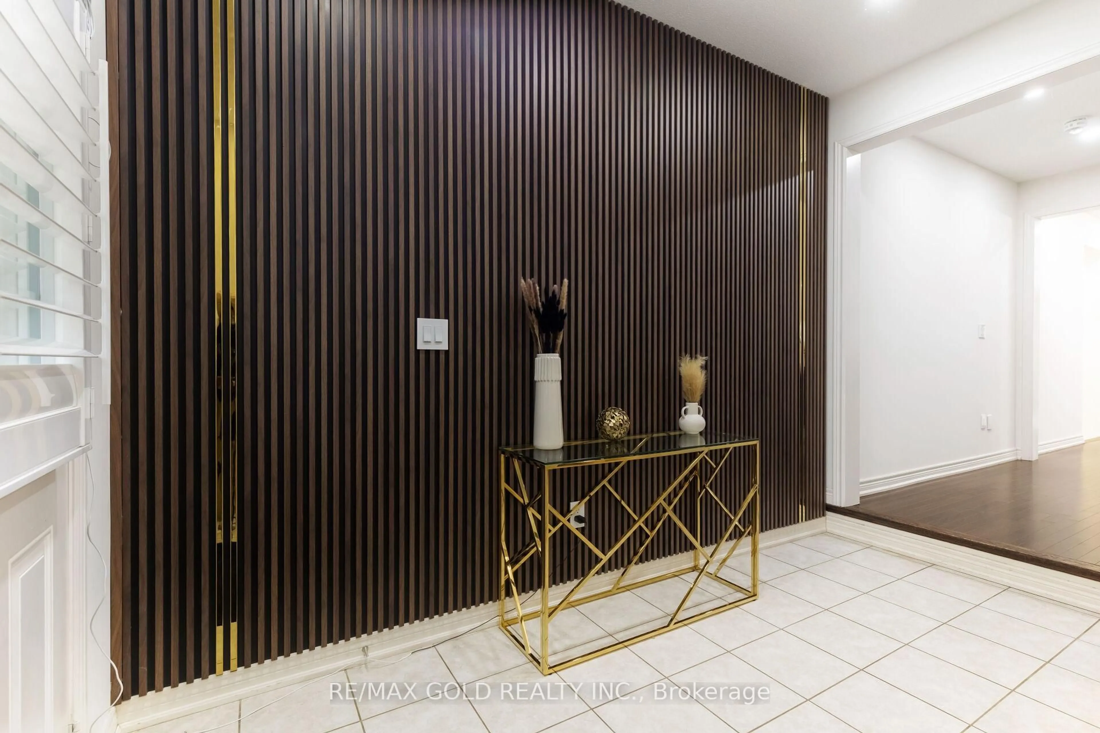 Indoor foyer for 86 Humberstone Cres, Brampton Ontario L7A 4C1