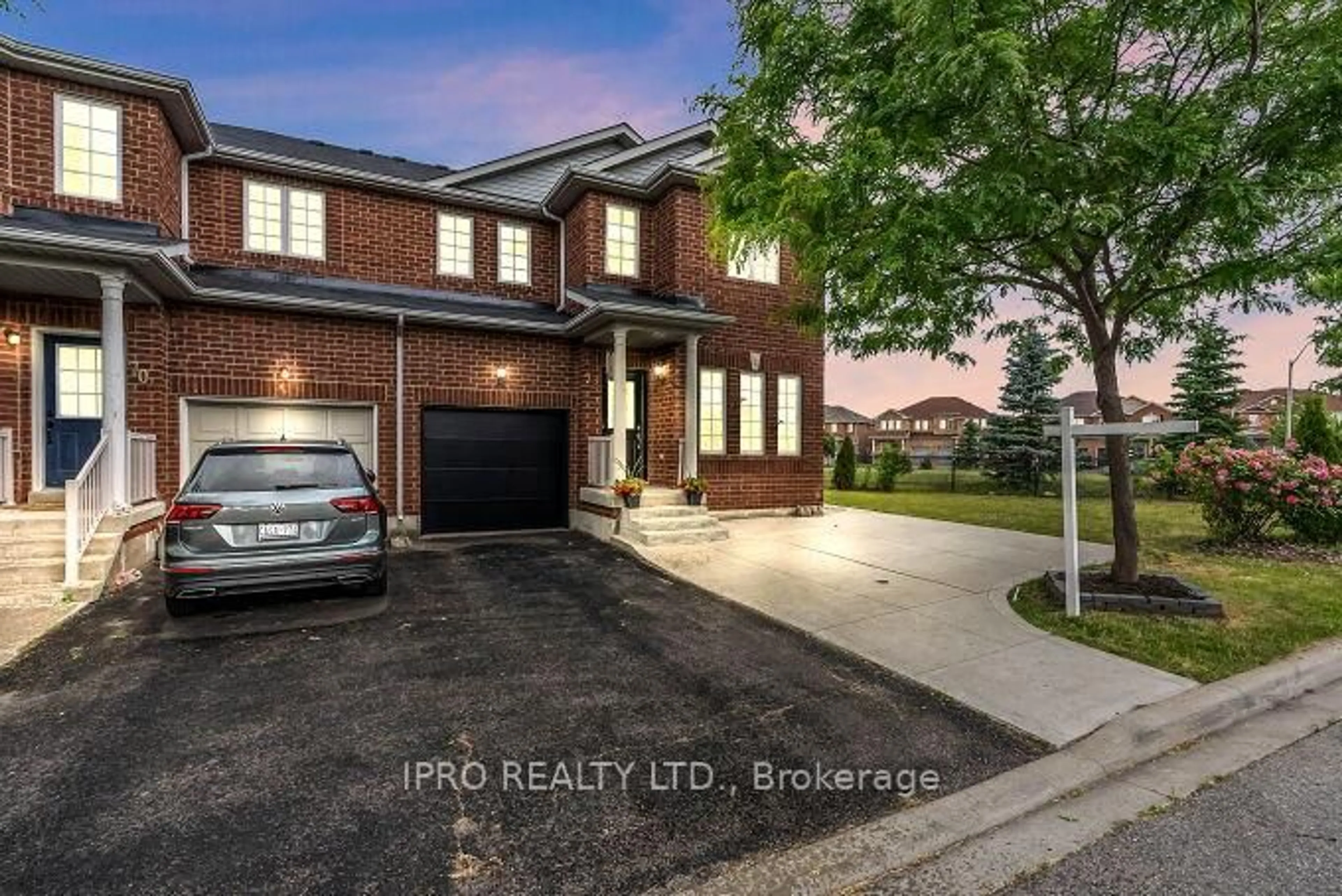 Home with brick exterior material, street for 72 Commodore Dr, Brampton Ontario L6X 0S6