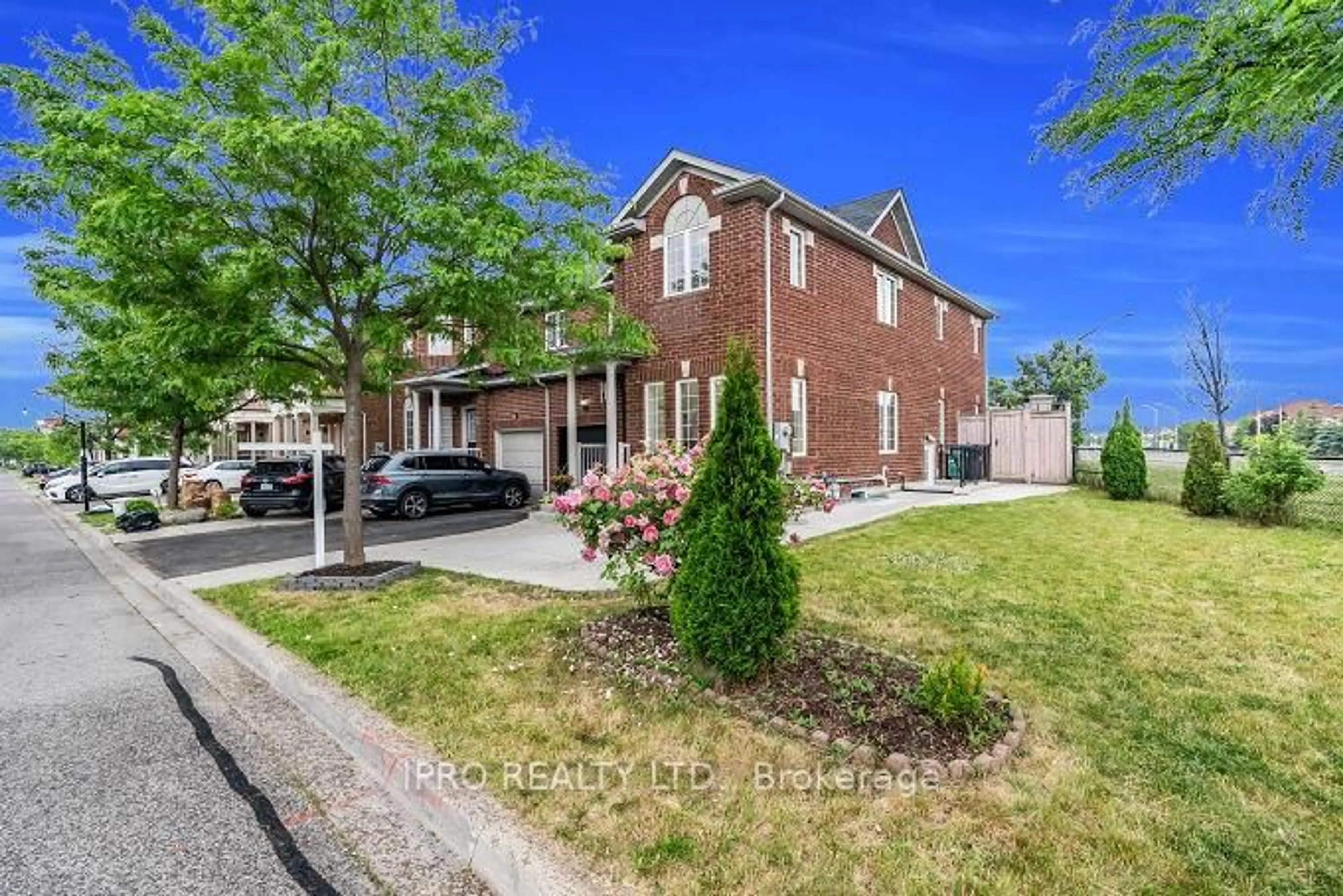 Home with brick exterior material, street for 72 Commodore Dr, Brampton Ontario L6X 0S6