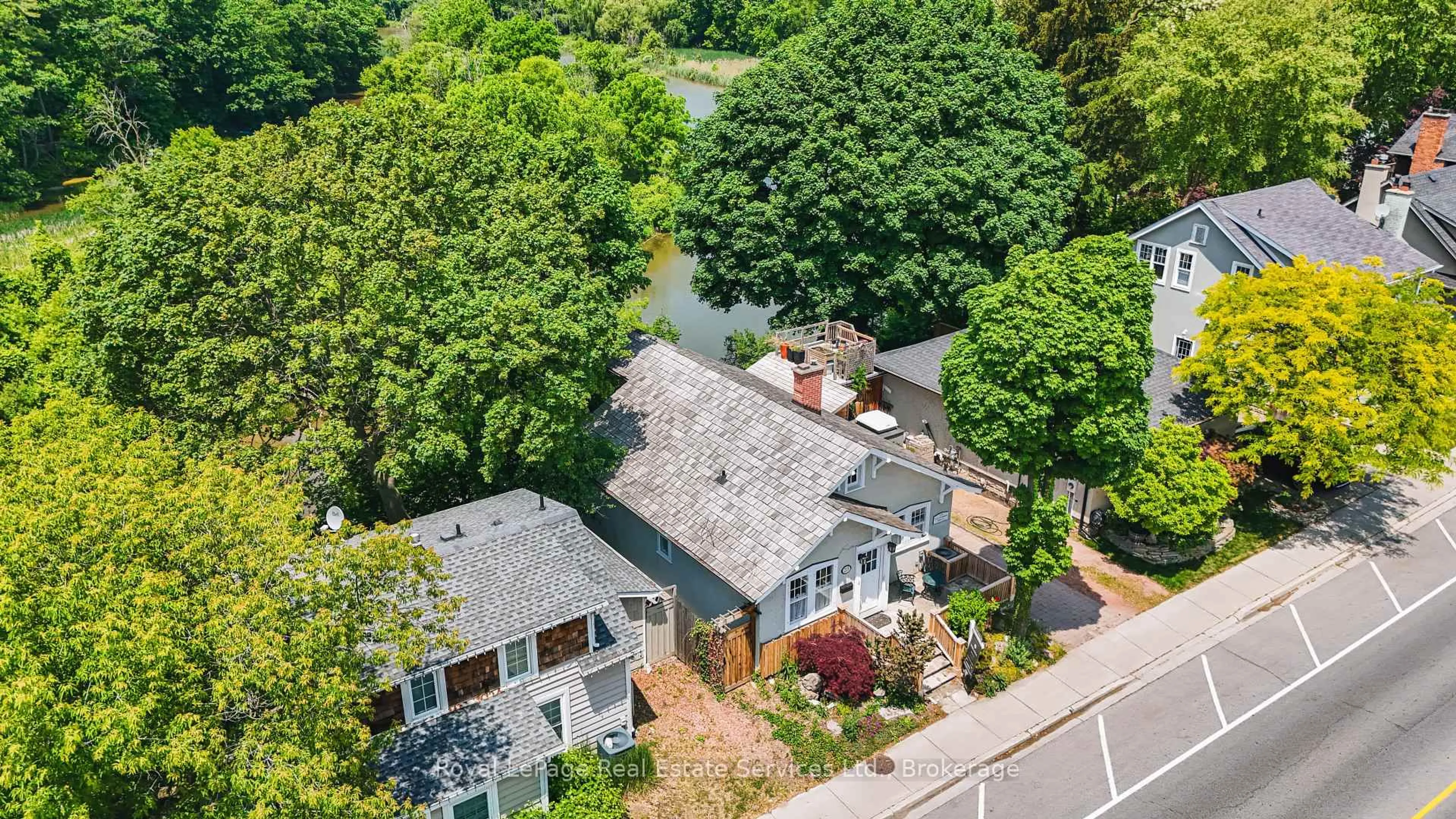 A pic from outside/outdoor area/front of a property/back of a property/a pic from drone, street for 213 Randall St, Oakville Ontario L6J 1P5