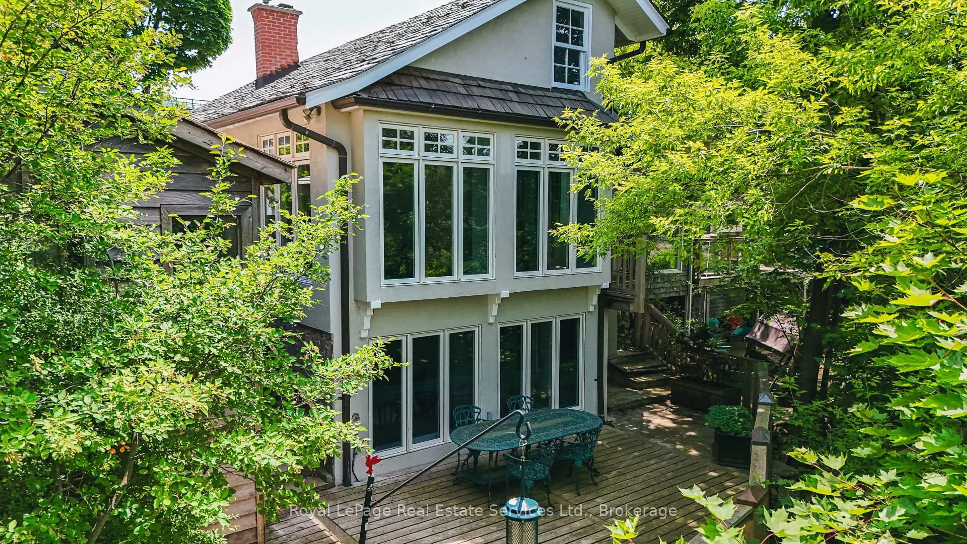 A pic from outside/outdoor area/front of a property/back of a property/a pic from drone, street for 213 Randall St, Oakville Ontario L6J 1P5