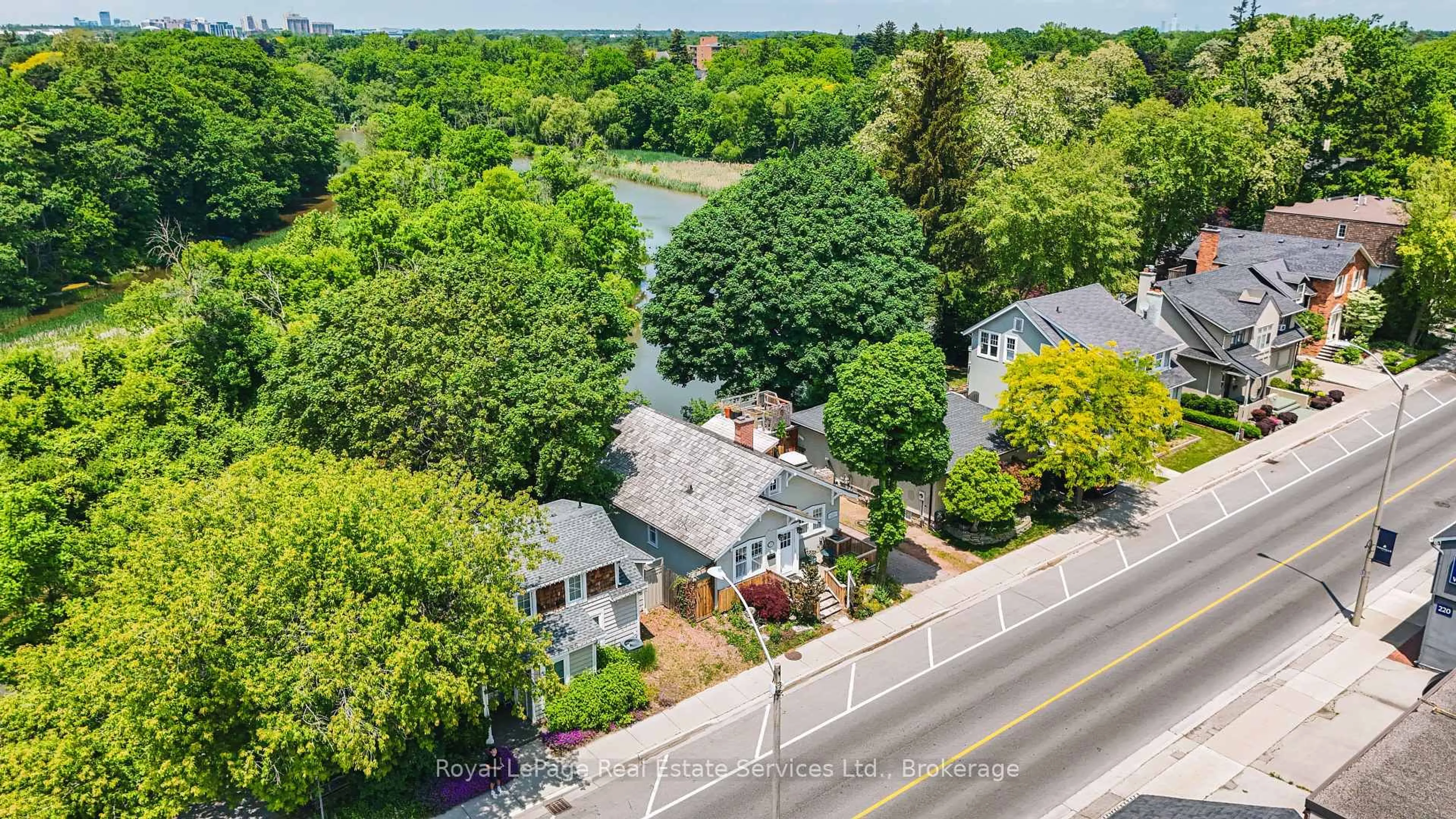 A pic from outside/outdoor area/front of a property/back of a property/a pic from drone, street for 213 Randall St, Oakville Ontario L6J 1P5