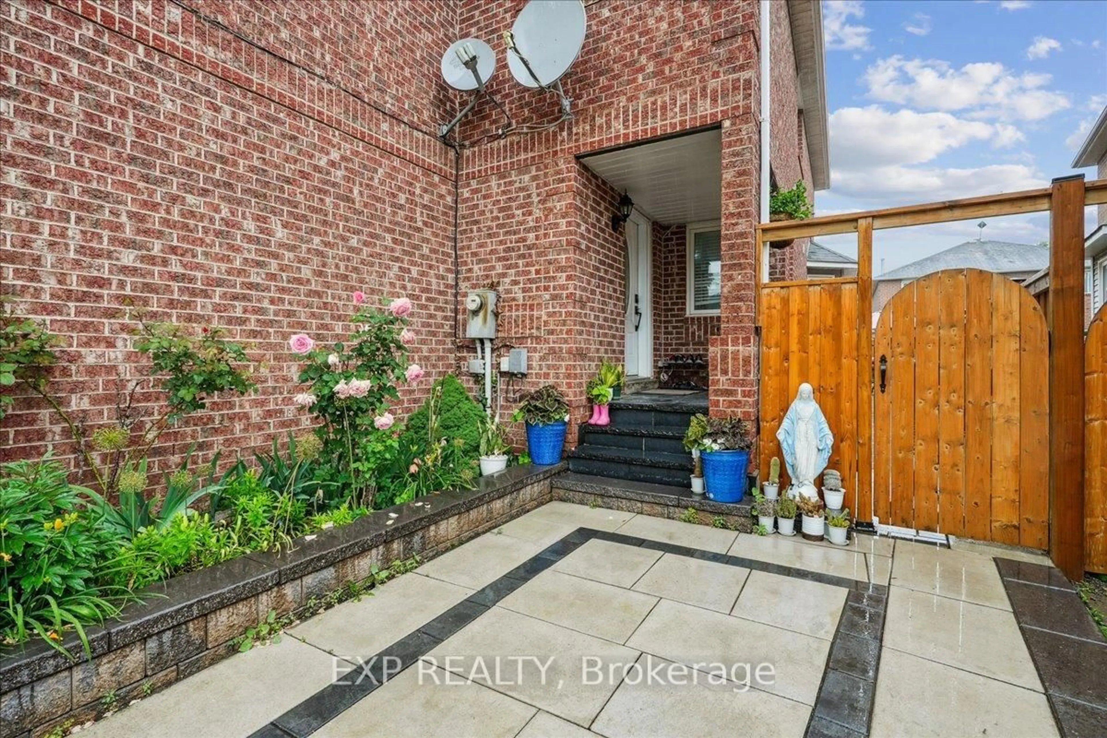 A pic from outside/outdoor area/front of a property/back of a property/a pic from drone, street for 5517 Whistler Cres, Mississauga Ontario L4Z 3R7