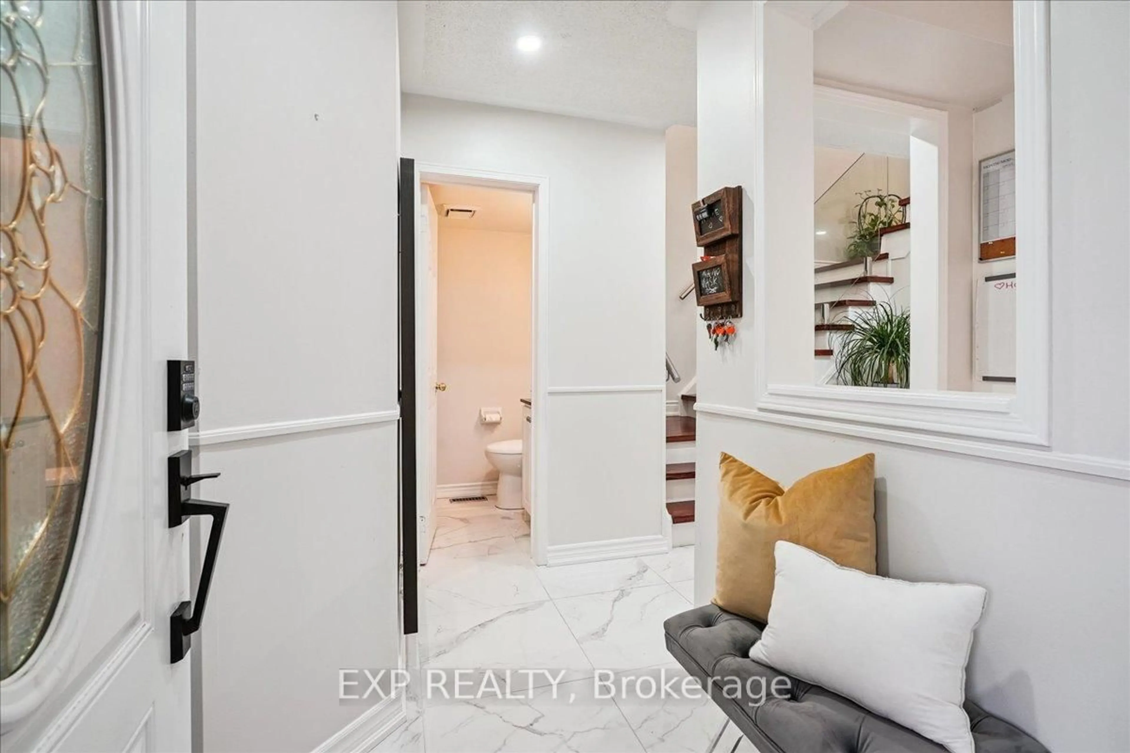 Indoor entryway for 5517 Whistler Cres, Mississauga Ontario L4Z 3R7