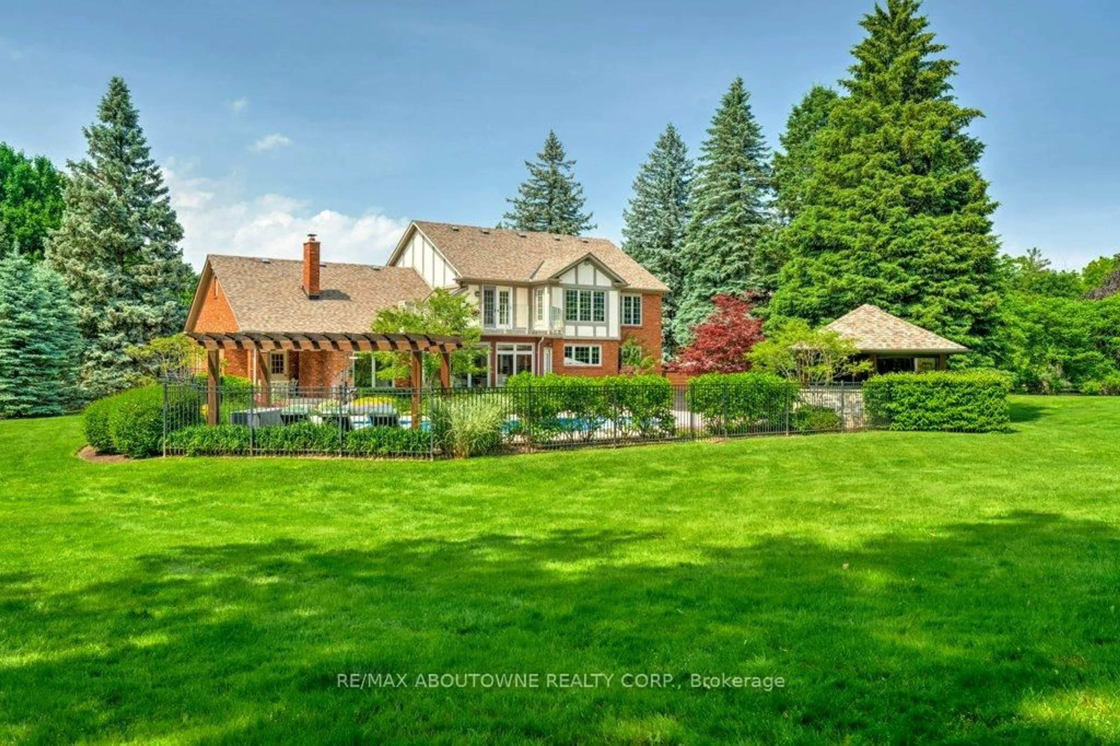 A pic from outside/outdoor area/front of a property/back of a property/a pic from drone, unknown for 6365 Breckenridge Pl, Burlington Ontario L7P 0K8
