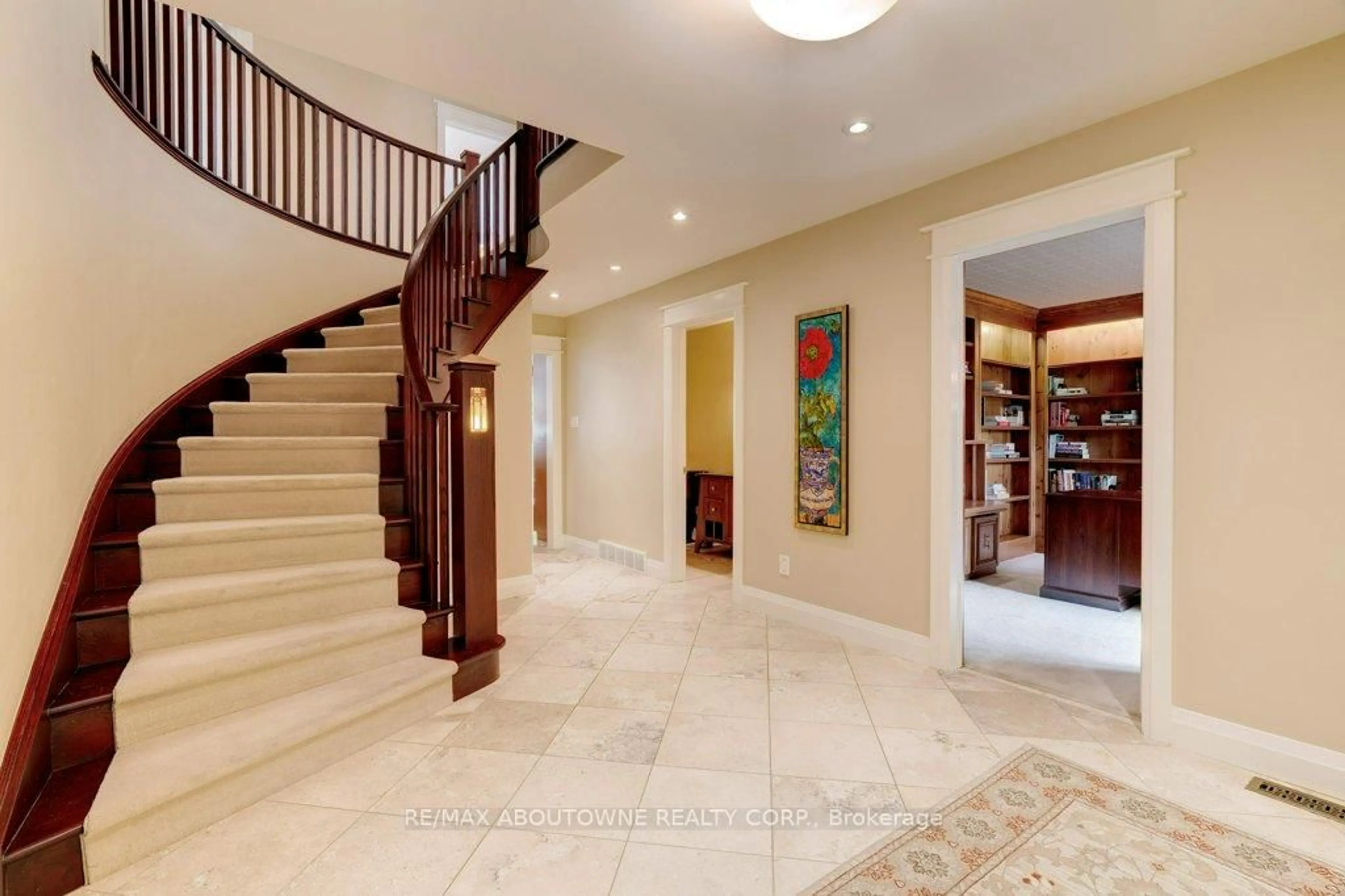 Indoor foyer for 6365 Breckenridge Pl, Burlington Ontario L7P 0K8