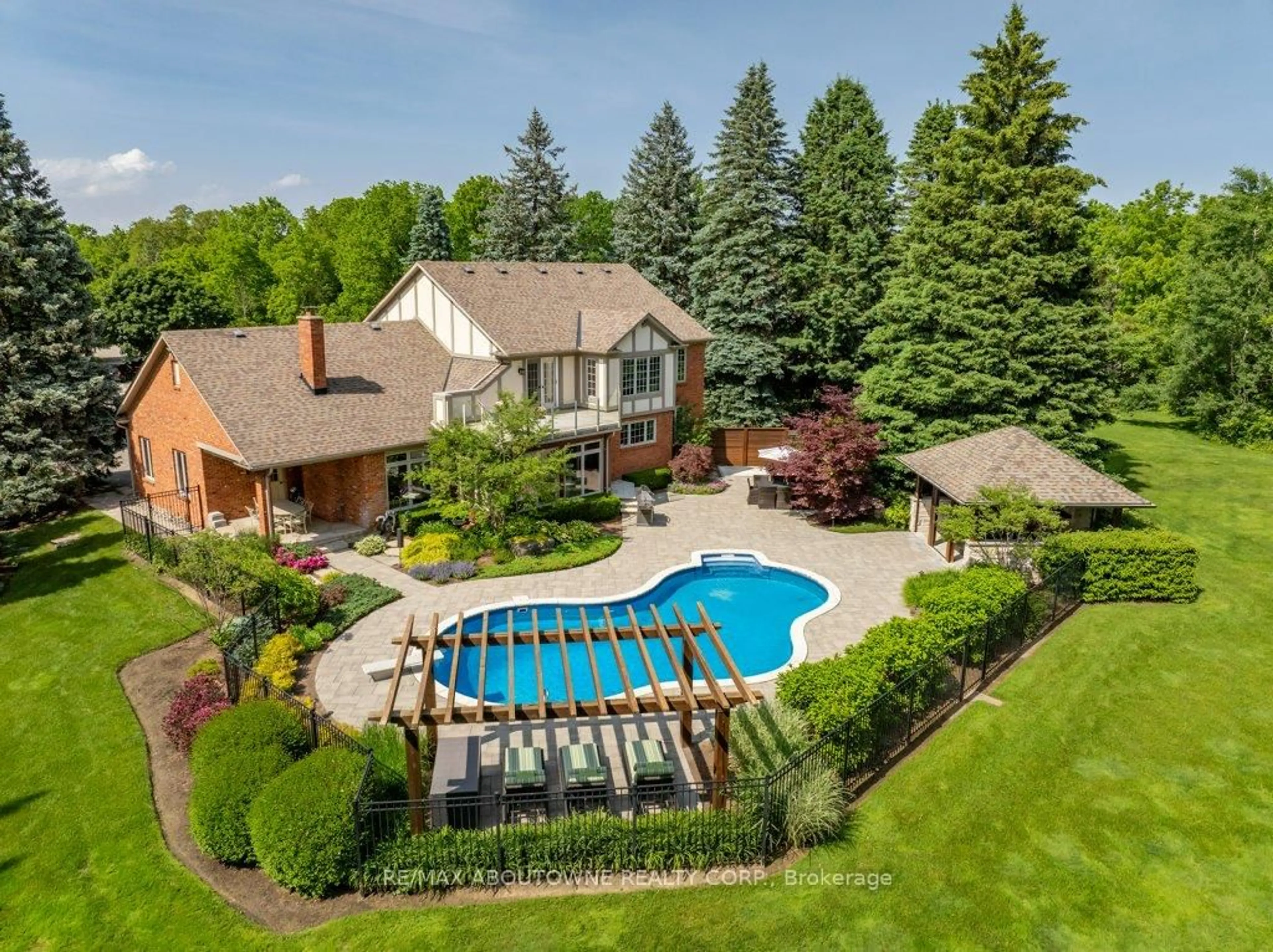 A pic from outside/outdoor area/front of a property/back of a property/a pic from drone, water/lake/river/ocean view for 6365 Breckenridge Pl, Burlington Ontario L7P 0K8