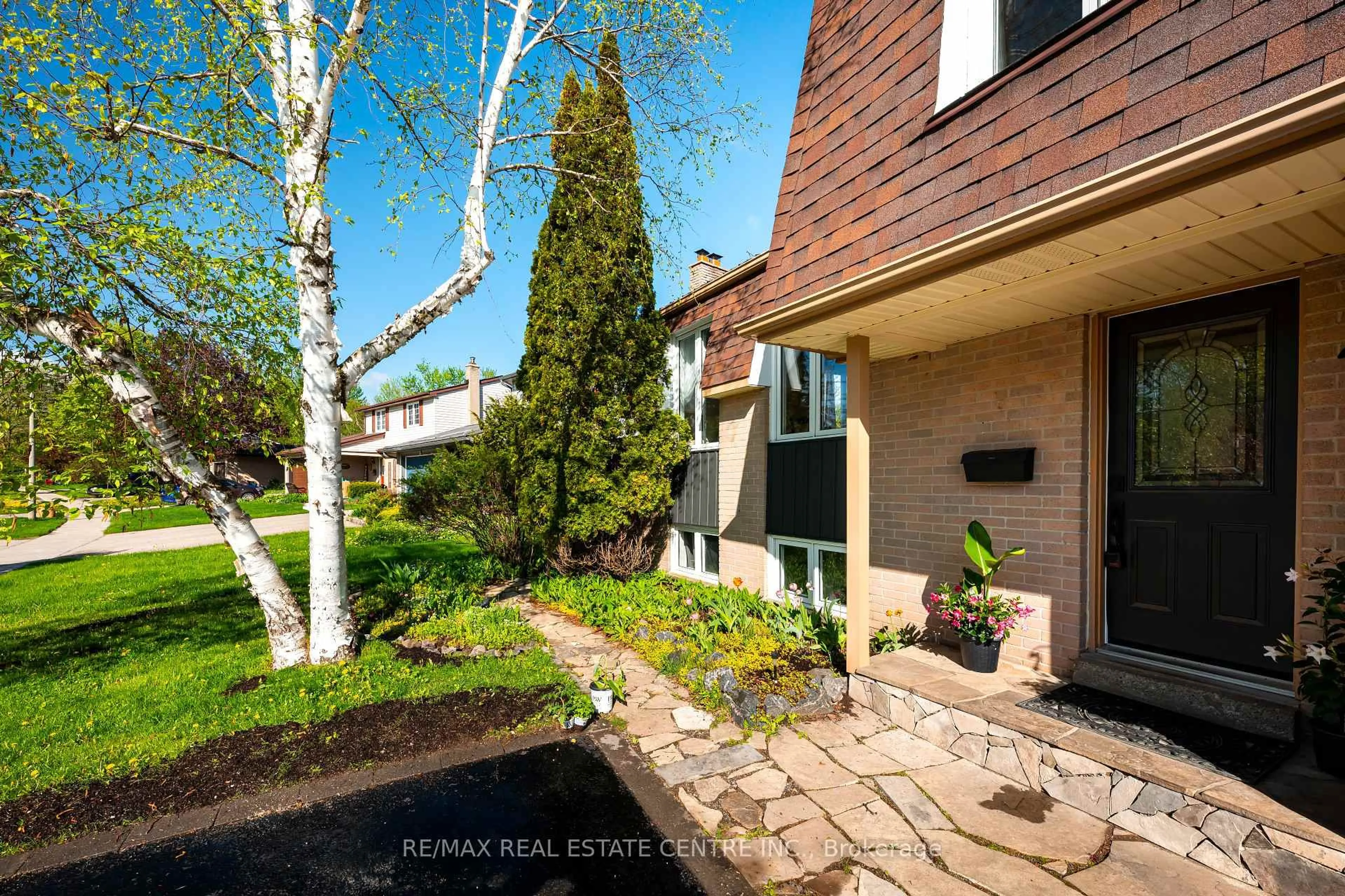 Patio, street for 43 Brenda Blvd, Orangeville Ontario L9W 3L3