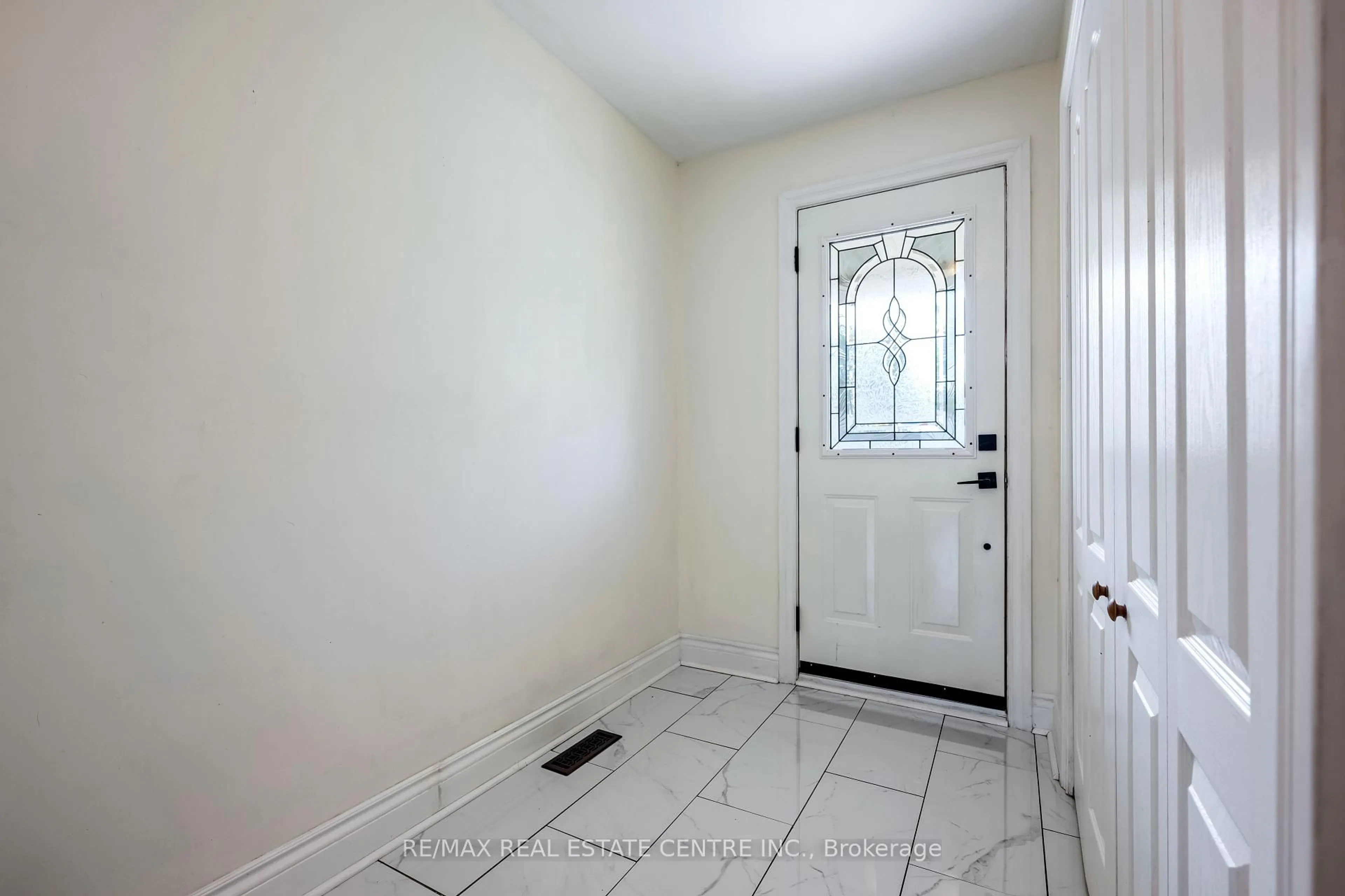 Indoor entryway for 43 Brenda Blvd, Orangeville Ontario L9W 3L3