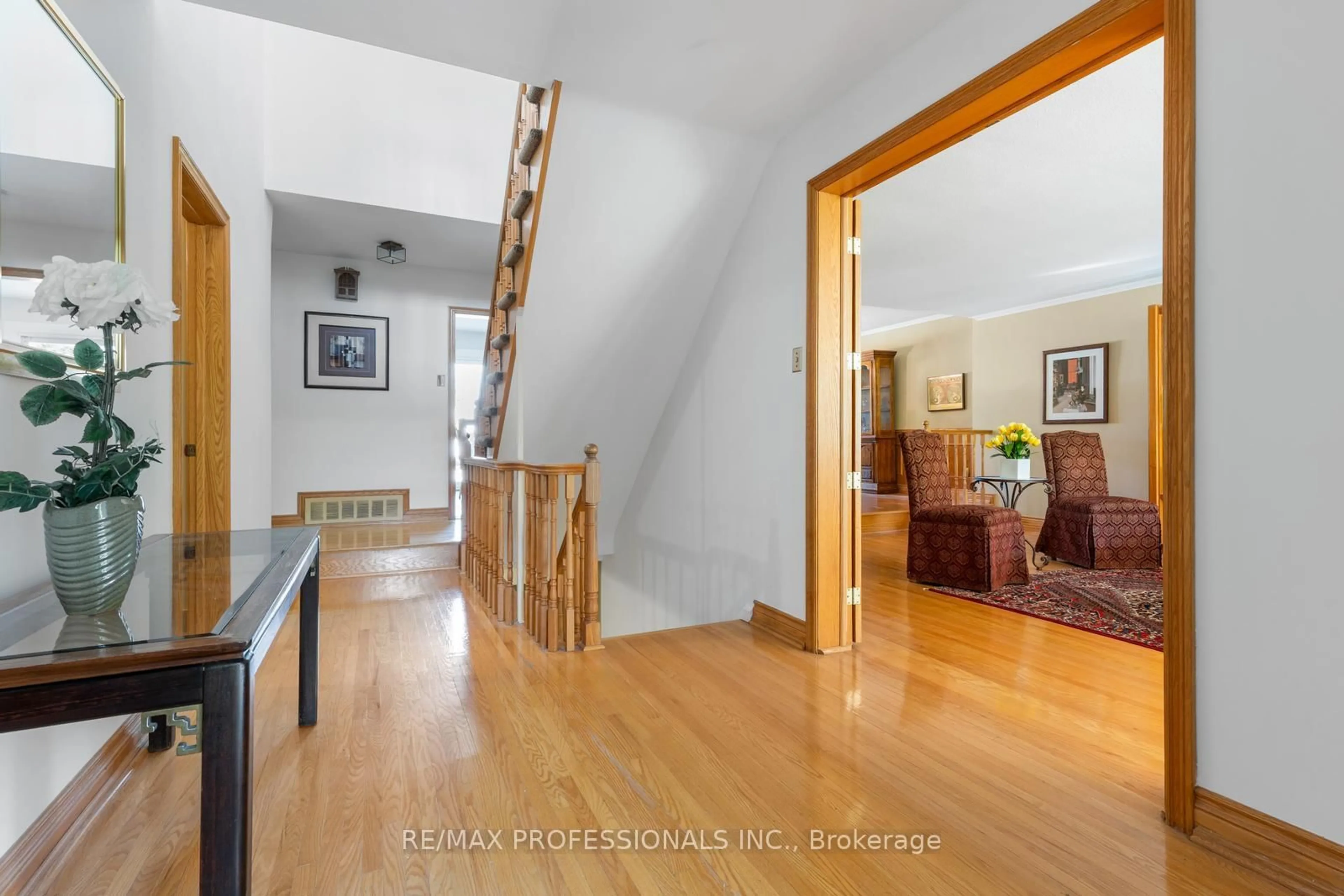 Indoor foyer for 15 Warrender Ave, Toronto Ontario M9B 5Z3