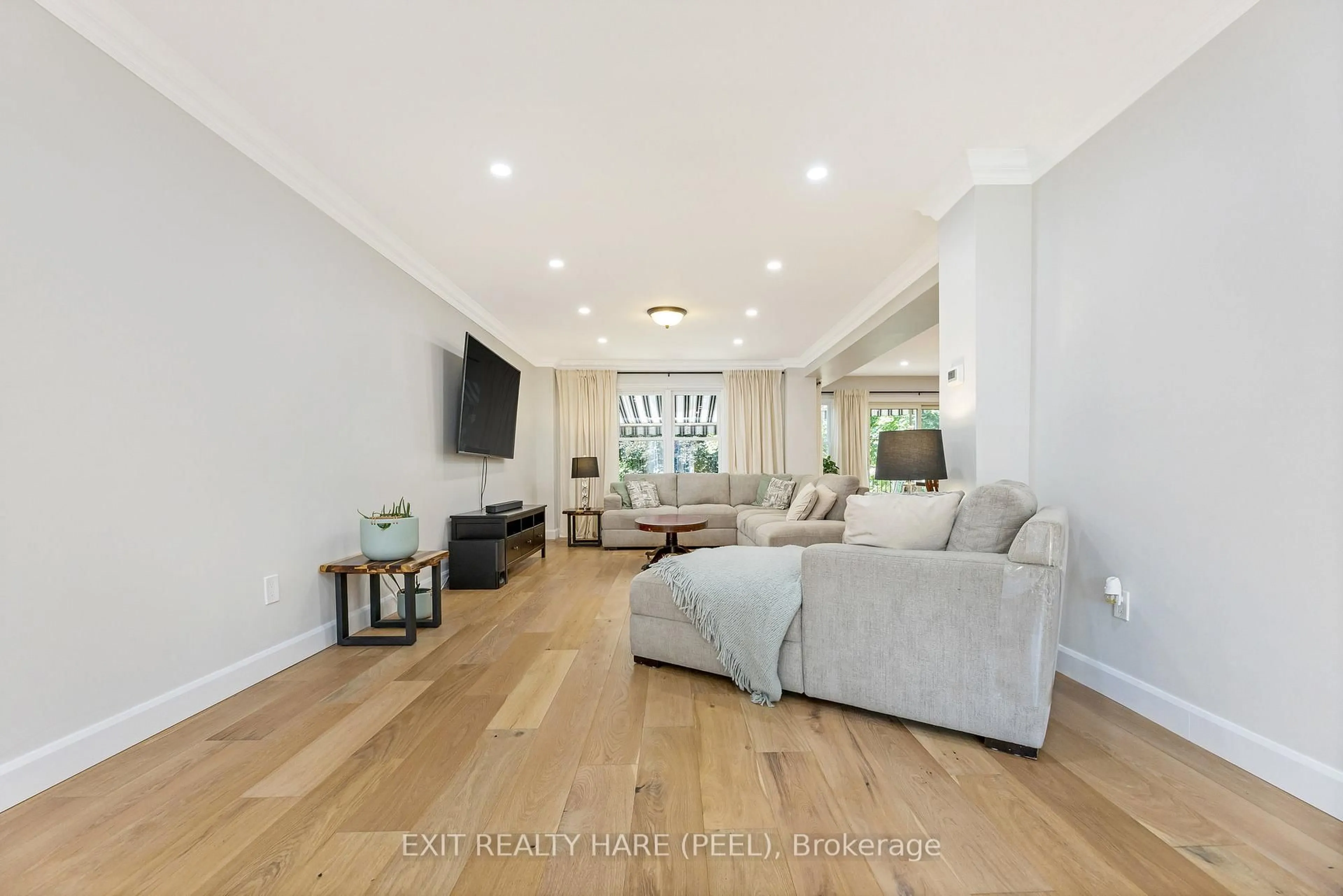 Living room with furniture, unknown for 6 Stonegate Dr, Brampton Ontario L6Z 3L7