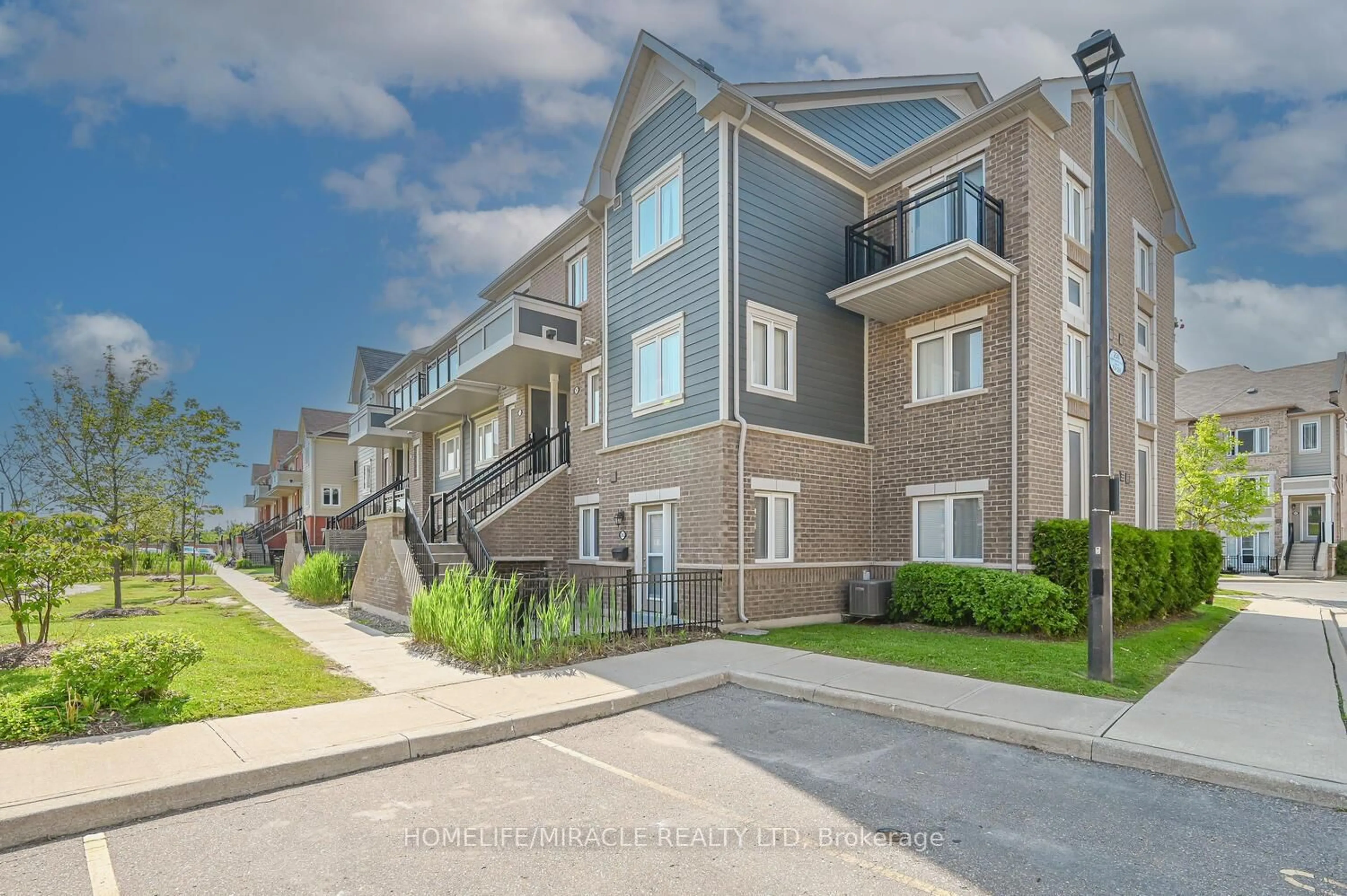 A pic from outside/outdoor area/front of a property/back of a property/a pic from drone, unknown for 250 Sunny Meadow Blvd #262, Brampton Ontario L6R 3Y6