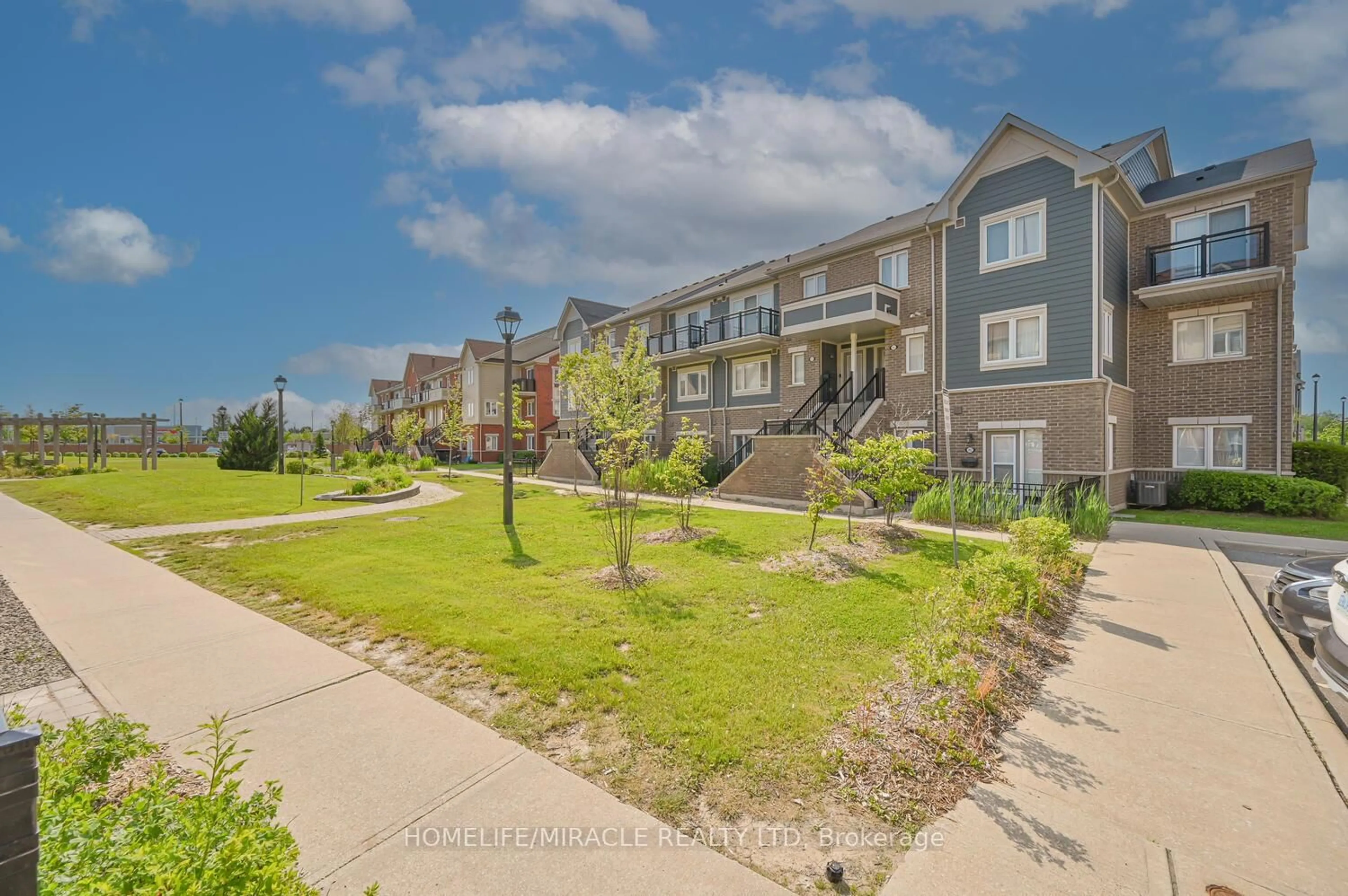 A pic from outside/outdoor area/front of a property/back of a property/a pic from drone, unknown for 250 Sunny Meadow Blvd #262, Brampton Ontario L6R 3Y6