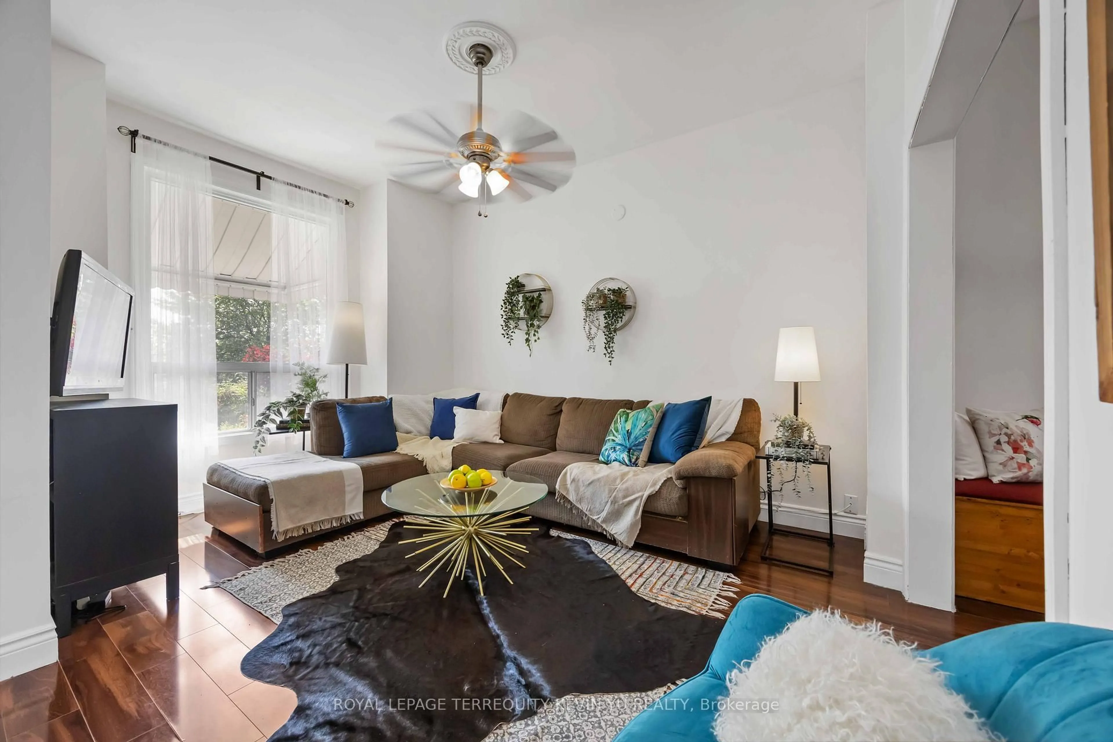 Living room with furniture, unknown for 23 Edwin Ave, Toronto Ontario M6P 3Z5