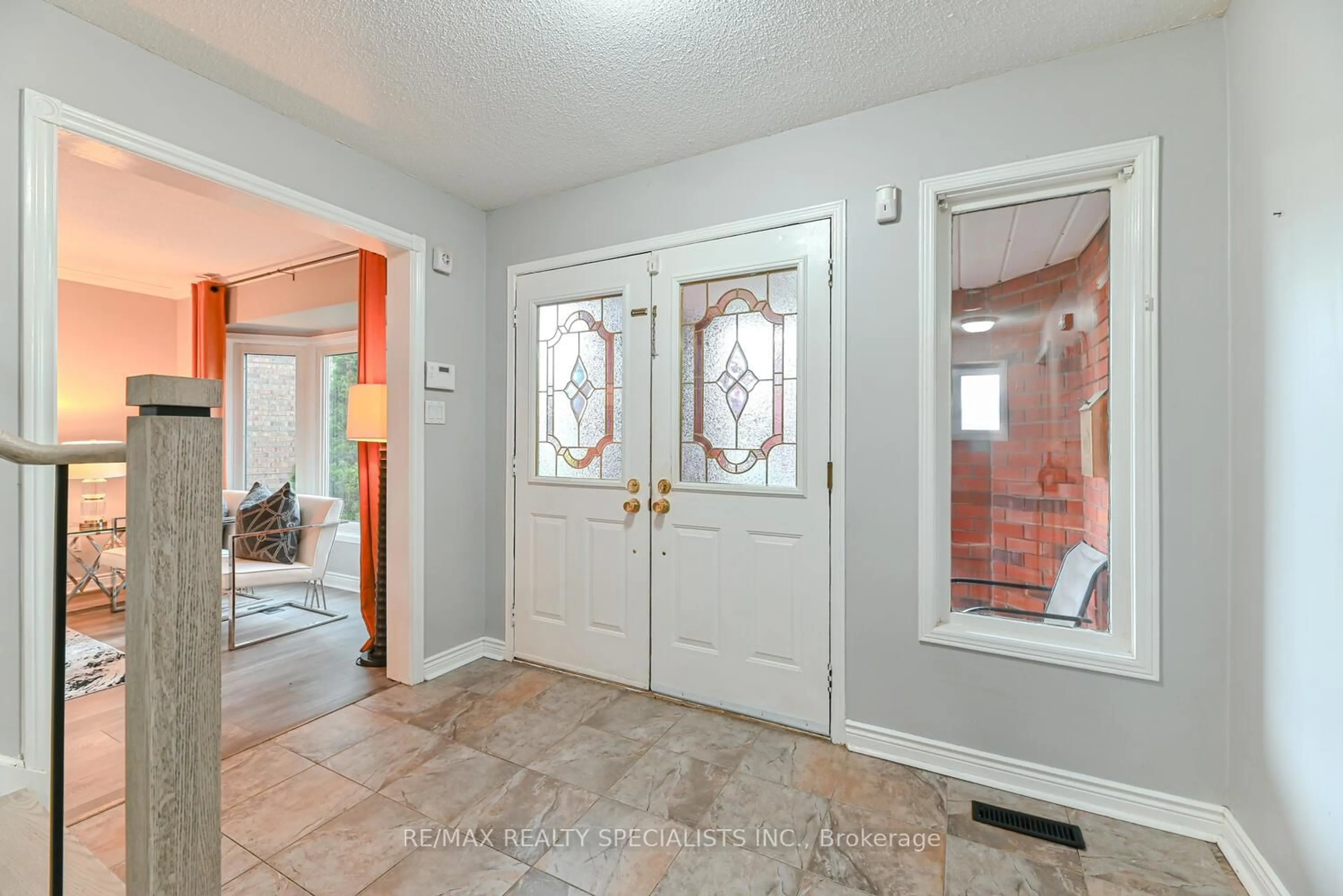 Indoor entryway for 100 Kimbark Dr, Brampton Ontario L6X 3C6