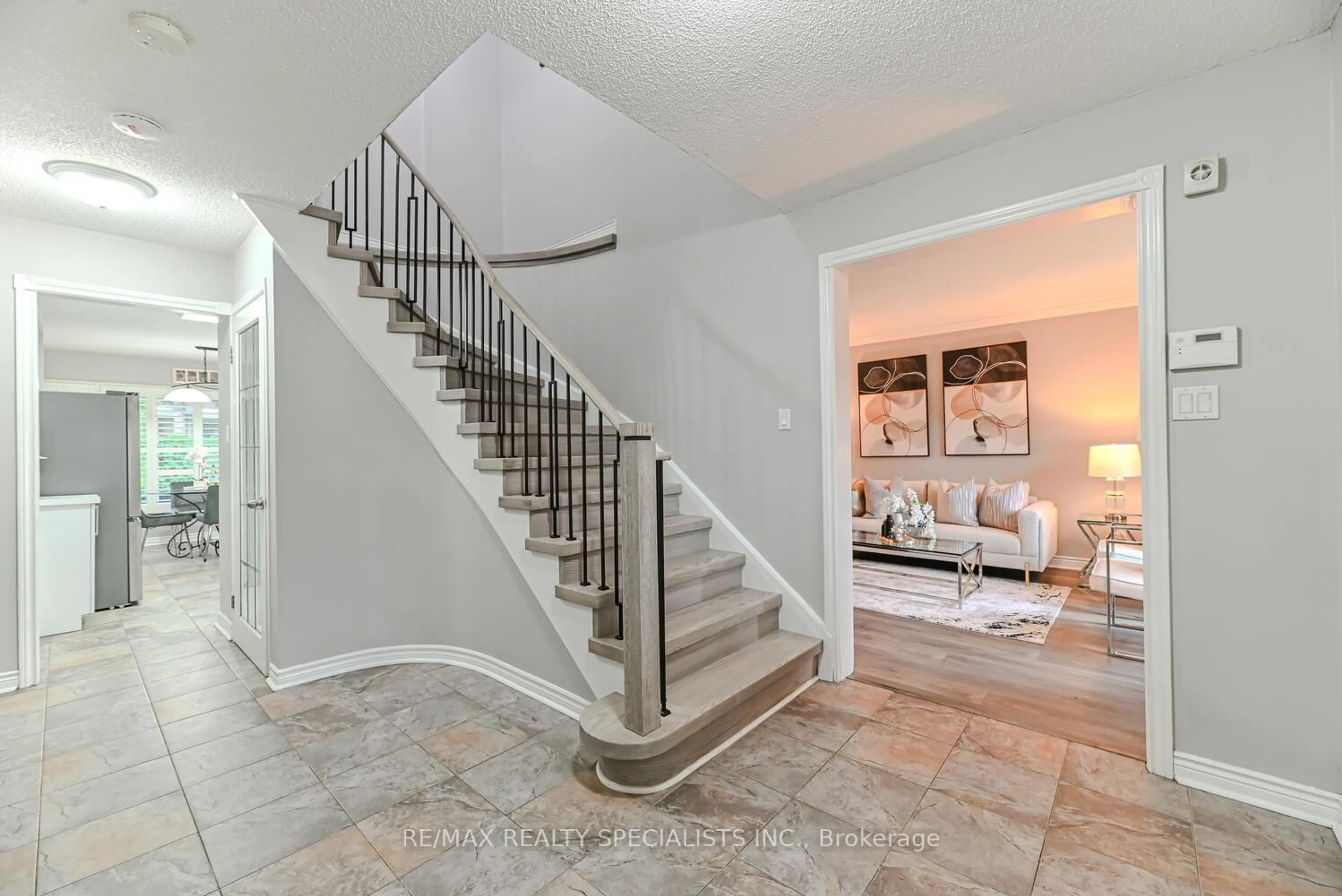 Indoor entryway for 100 Kimbark Dr, Brampton Ontario L6X 3C6