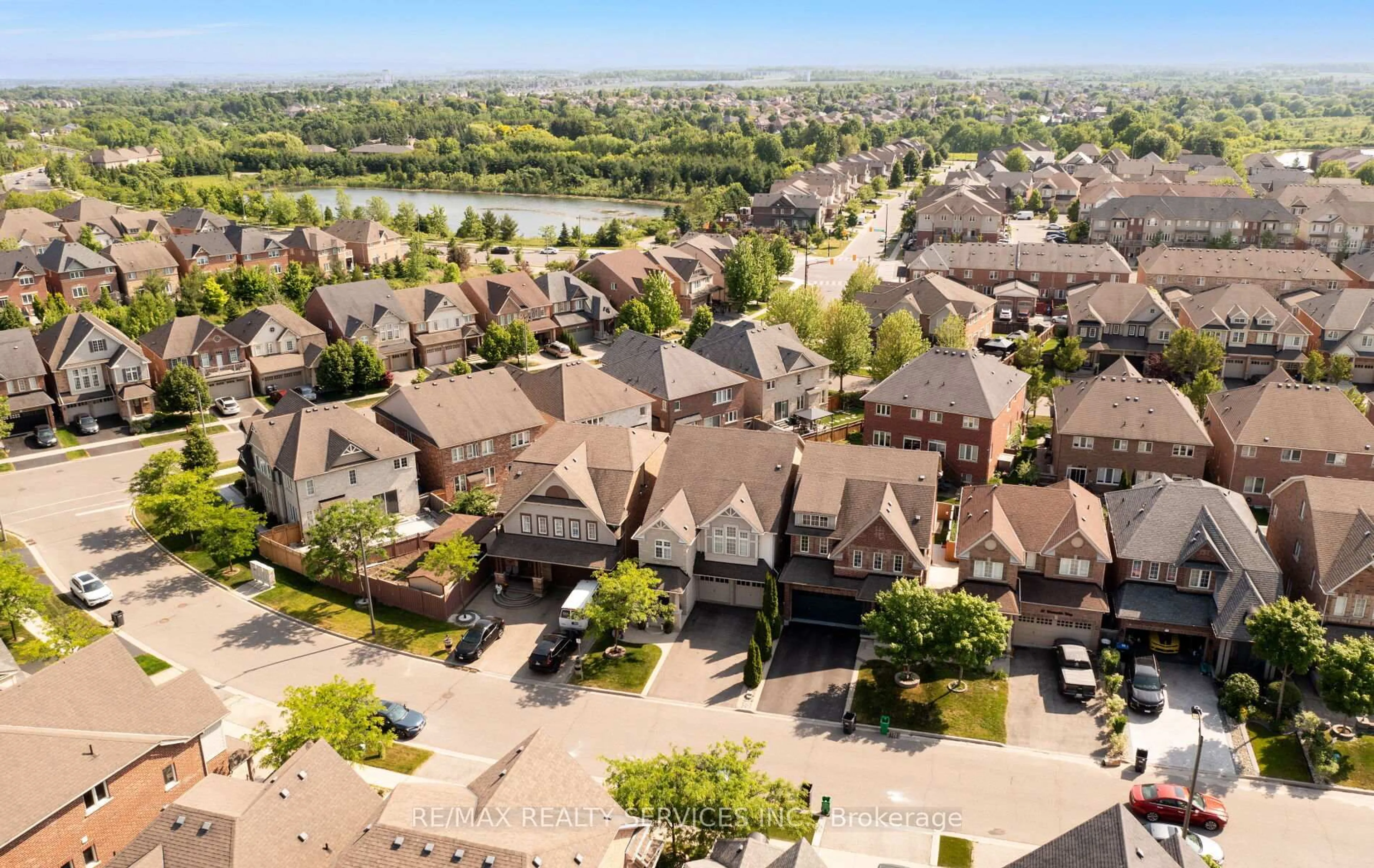 A pic from outside/outdoor area/front of a property/back of a property/a pic from drone, street for 85 Waterville Way, Caledon Ontario L7C 3P2
