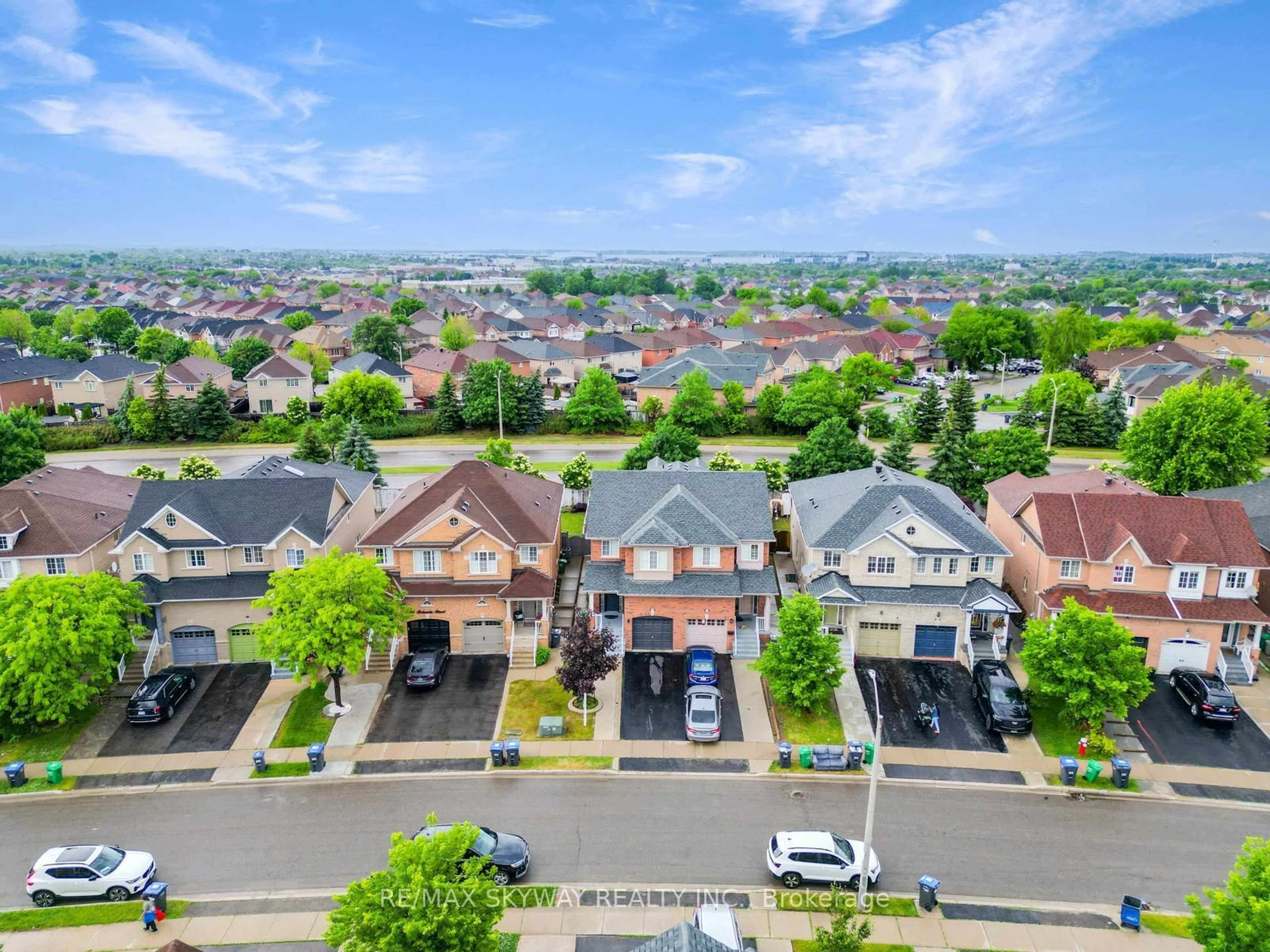 A pic from outside/outdoor area/front of a property/back of a property/a pic from drone, street for 38 Rotunda St, Brampton Ontario L6X 5E5