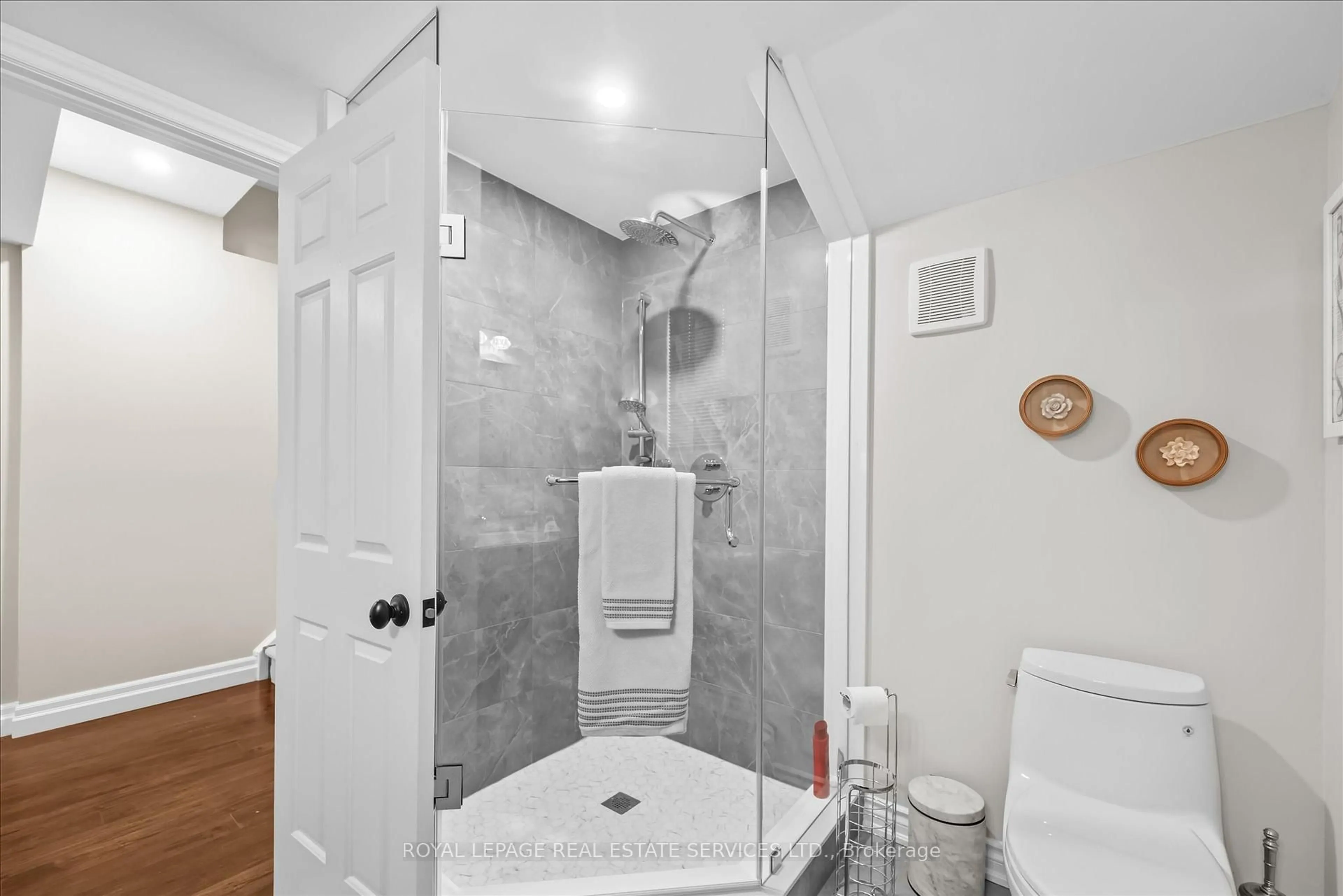 Standard bathroom, ceramic/tile floor for 2315 8 Sideroad, Burlington Ontario L7P 0M5