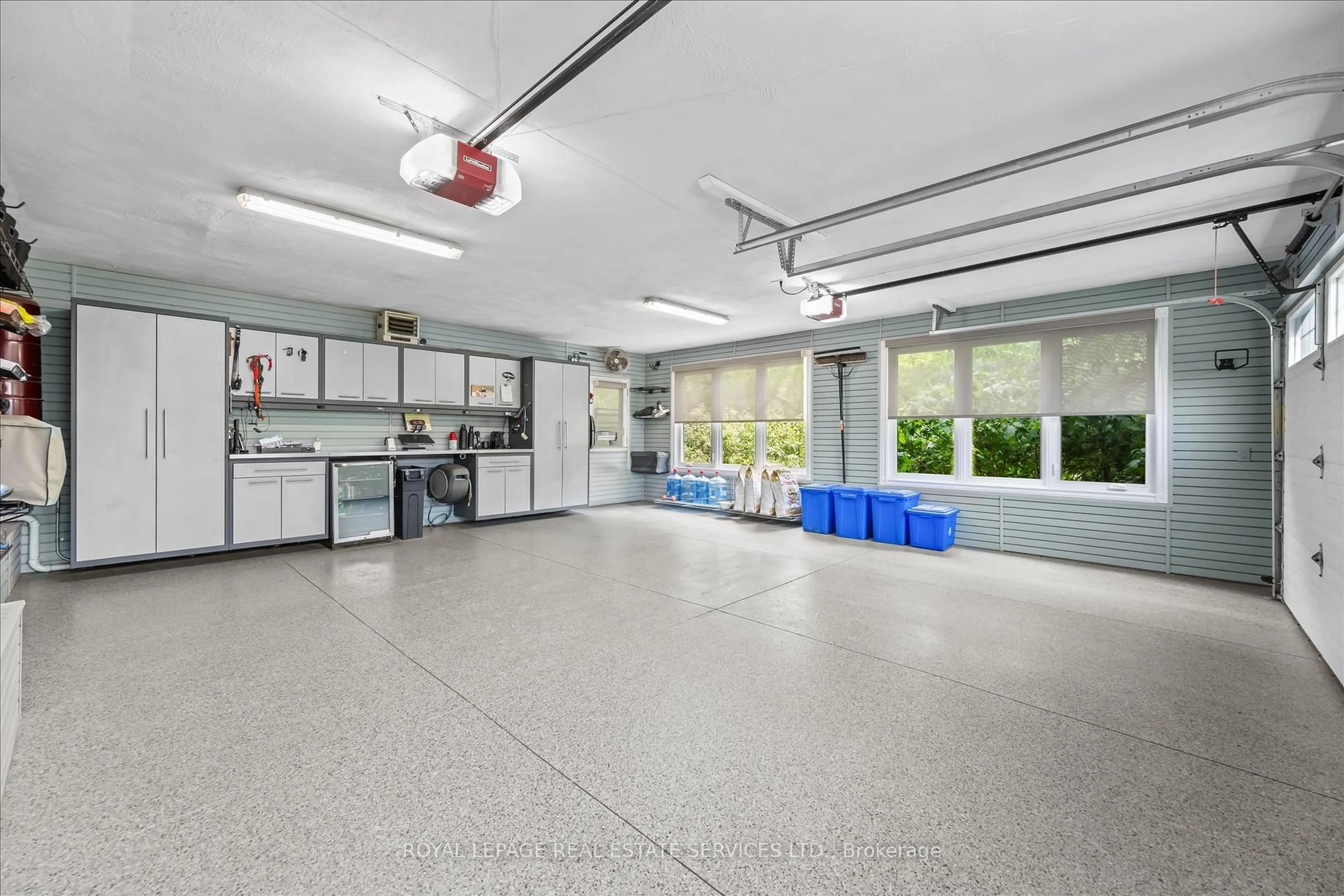 Indoor garage for 2315 8 Sideroad, Burlington Ontario L7P 0M5