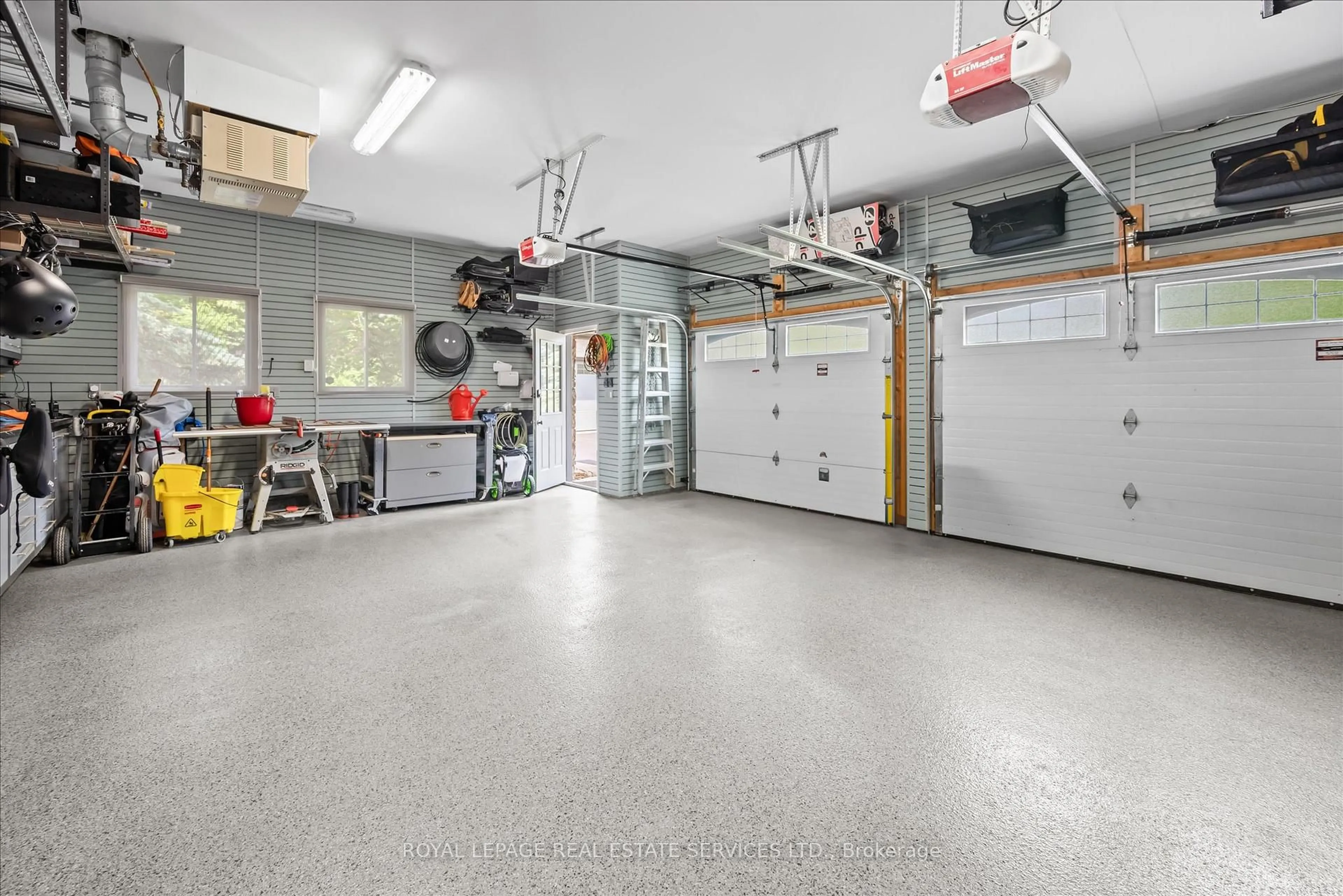 Indoor garage for 2315 8 Sideroad, Burlington Ontario L7P 0M5