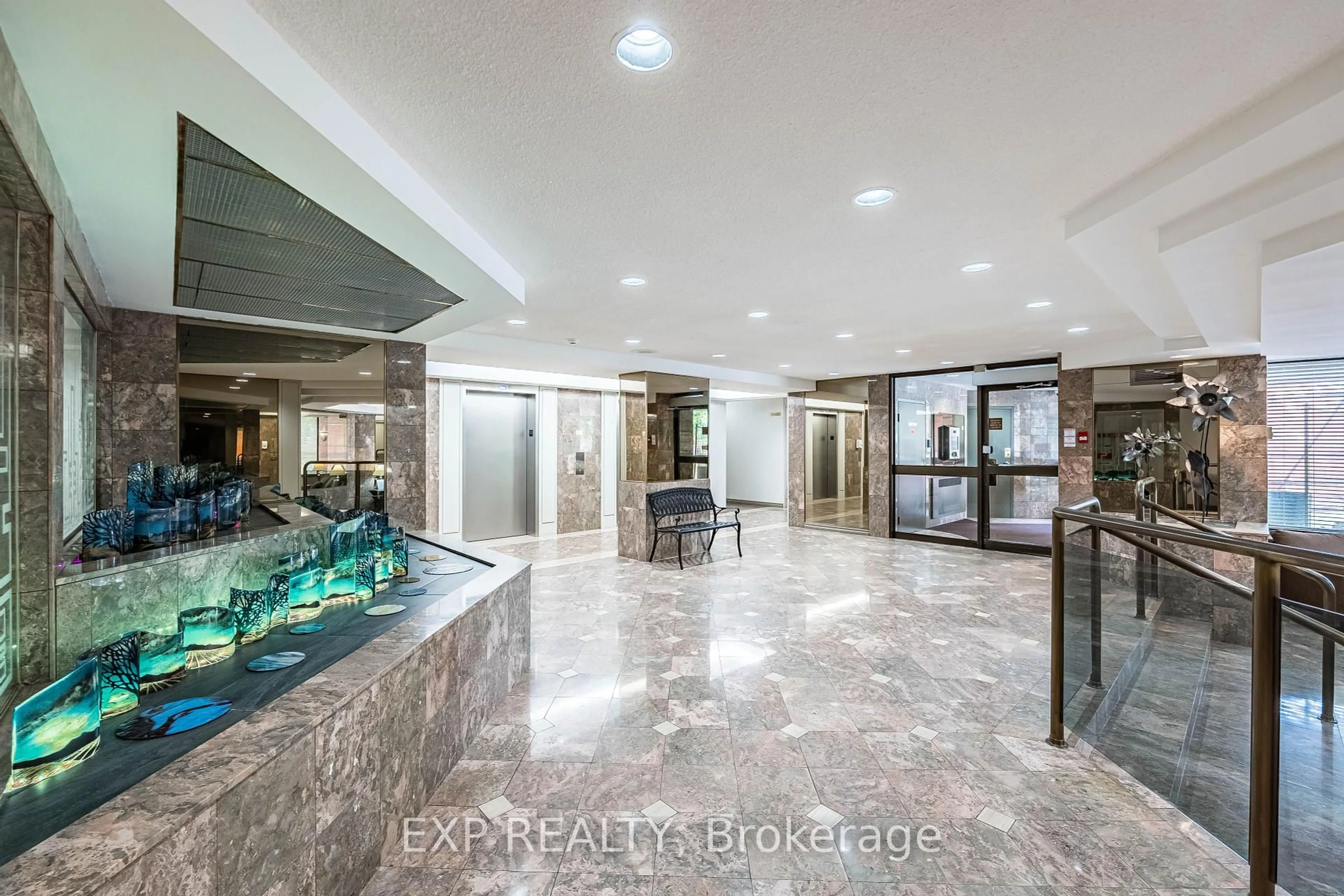 Indoor foyer for 20 Cherrytree Dr #905, Brampton Ontario L6Y 3V1