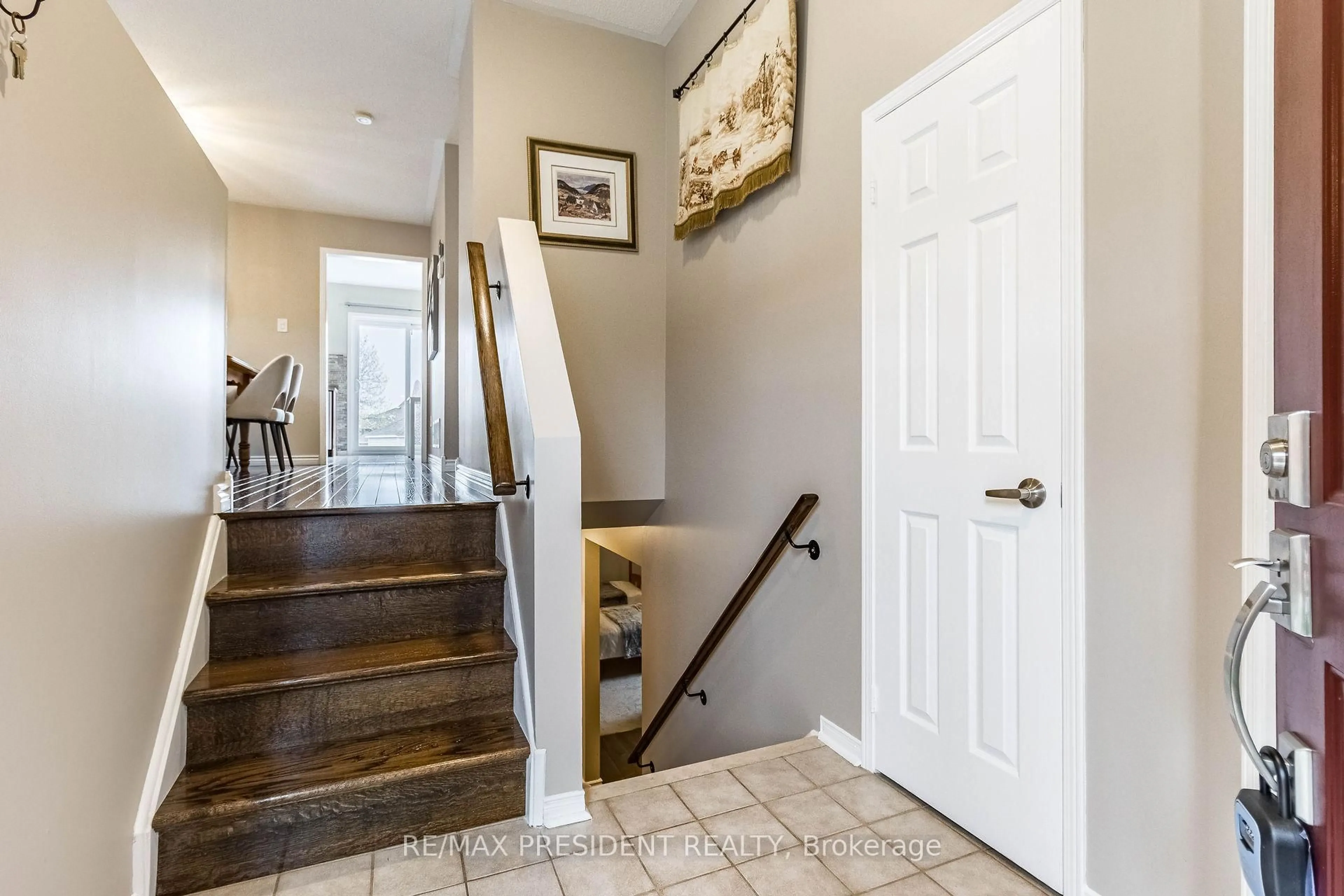Indoor entryway for 34 Fairbank Crt, Brampton Ontario L6X 4L7