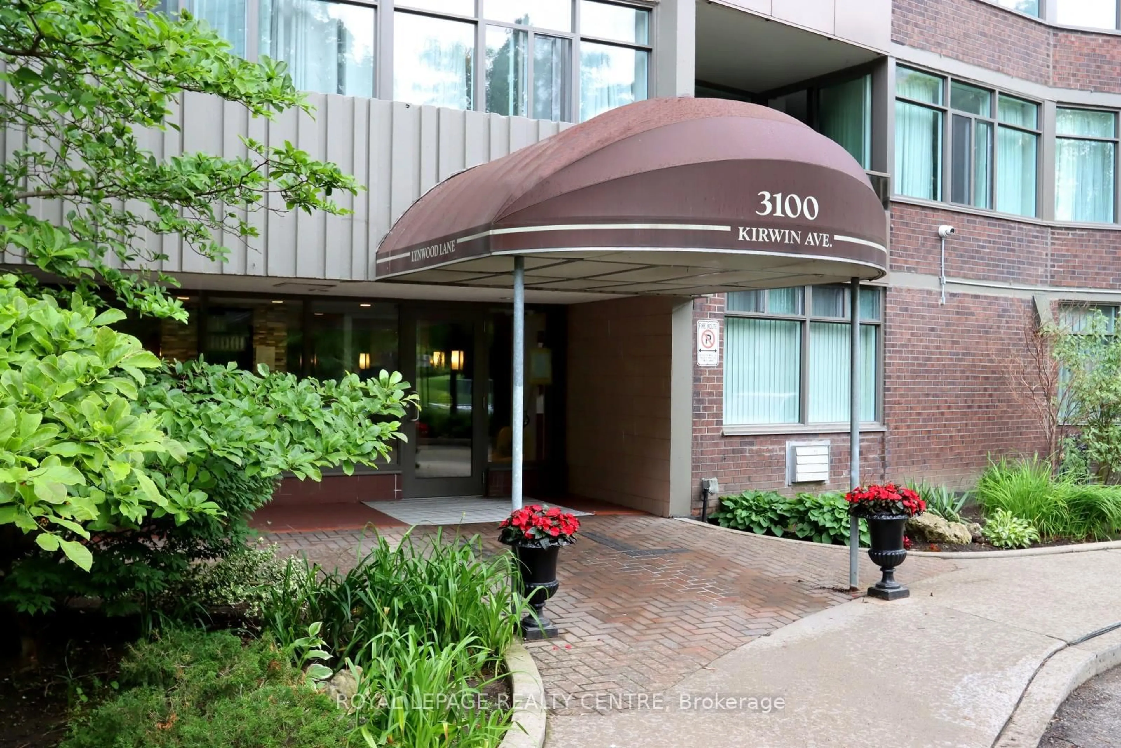 Indoor foyer for 3100 Kirwin Ave #701, Mississauga Ontario L5A 3S6