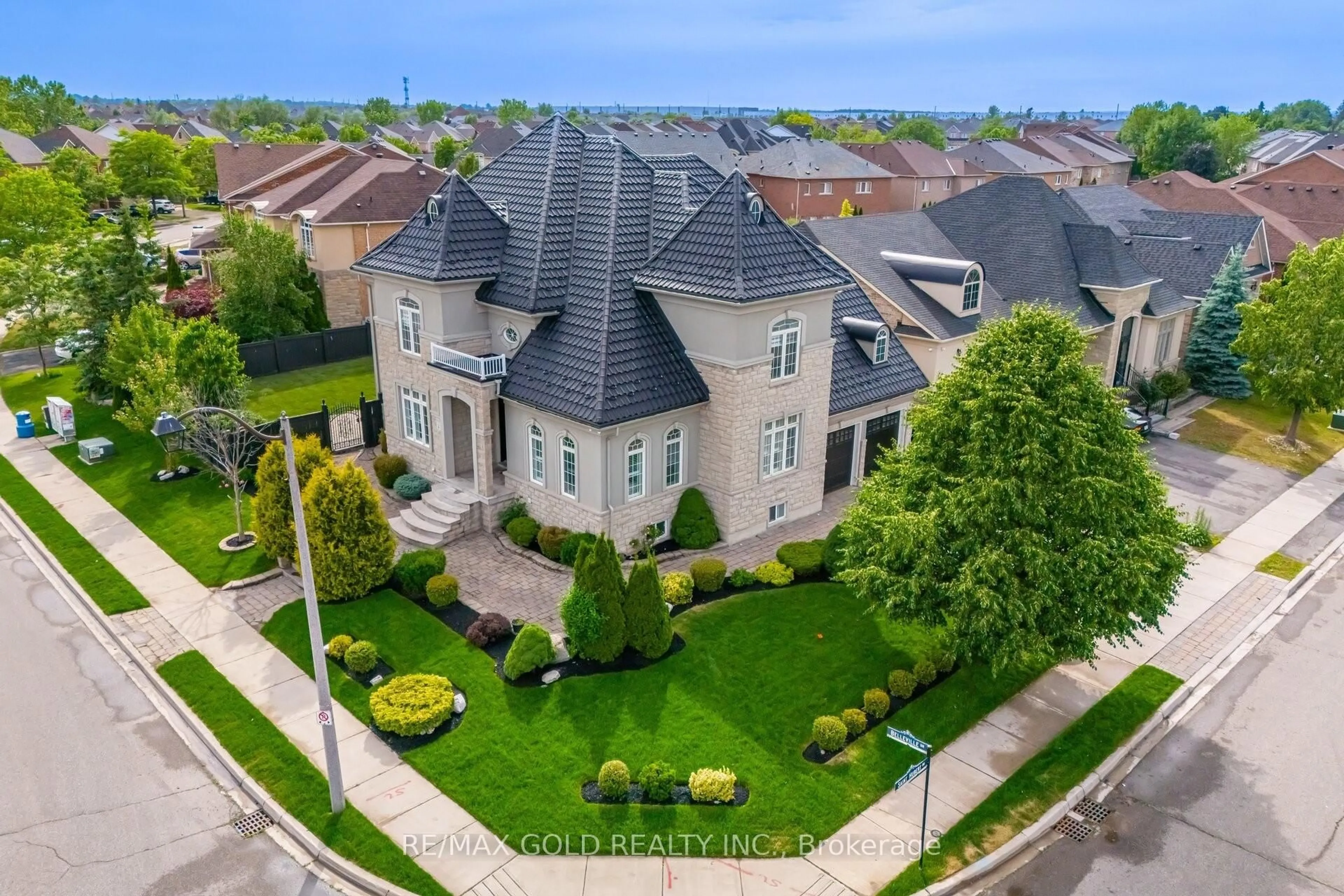 A pic from outside/outdoor area/front of a property/back of a property/a pic from drone, street for 2 Belleville Dr, Brampton Ontario L6P 1V7