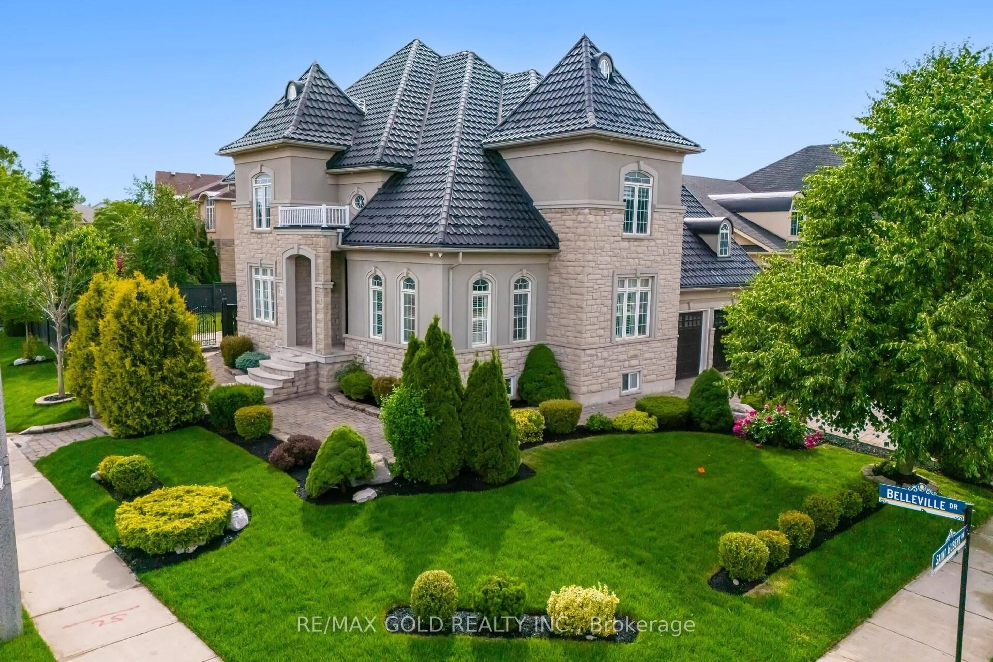 A pic from outside/outdoor area/front of a property/back of a property/a pic from drone, street for 2 Belleville Dr, Brampton Ontario L6P 1V7