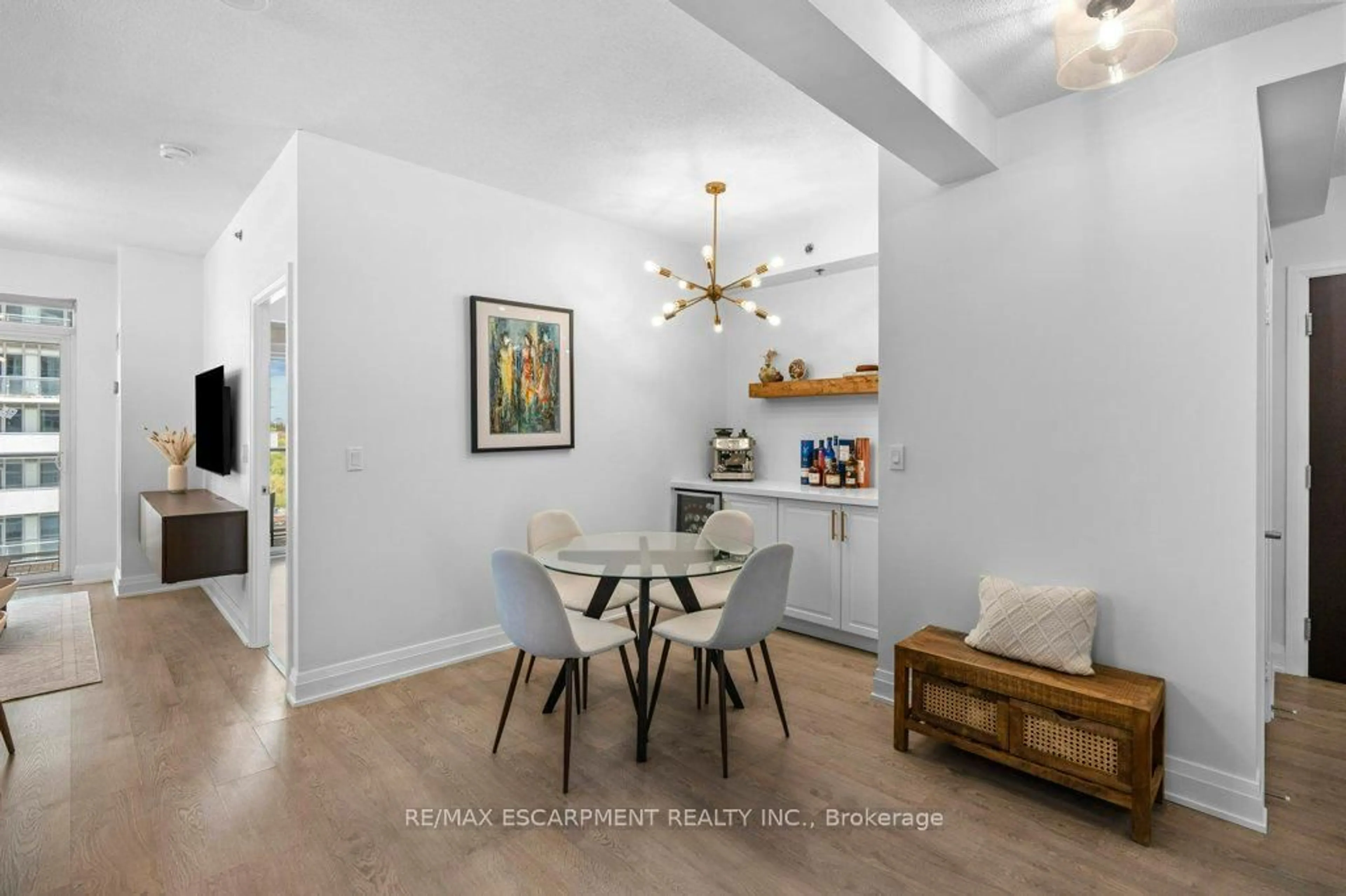 Dining room, ceramic/tile floor for 55 Speers Rd #901, Oakville Ontario L6K 0H9