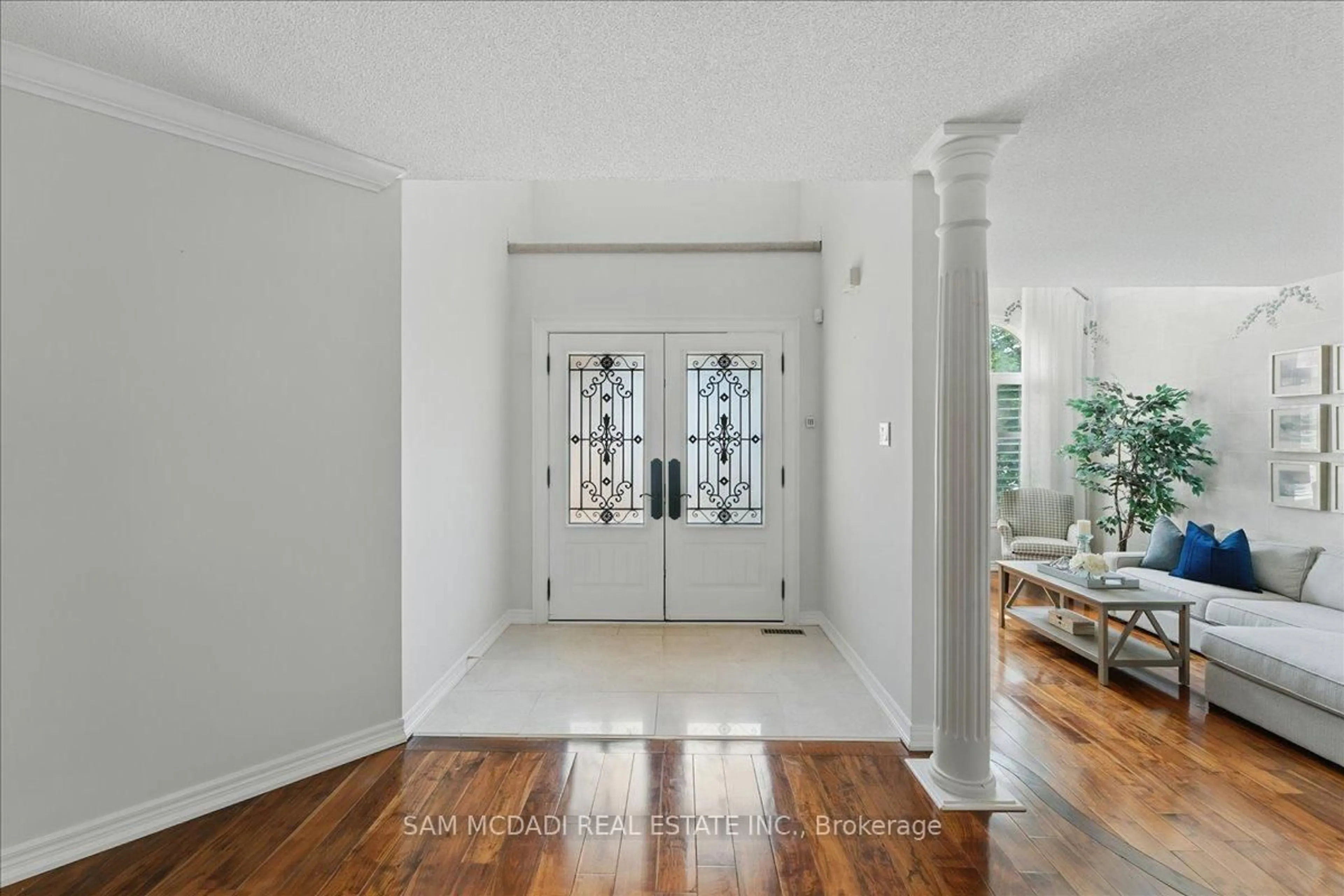 Indoor entryway for 1463 Bayshire Dr, Oakville Ontario L6H 6E8