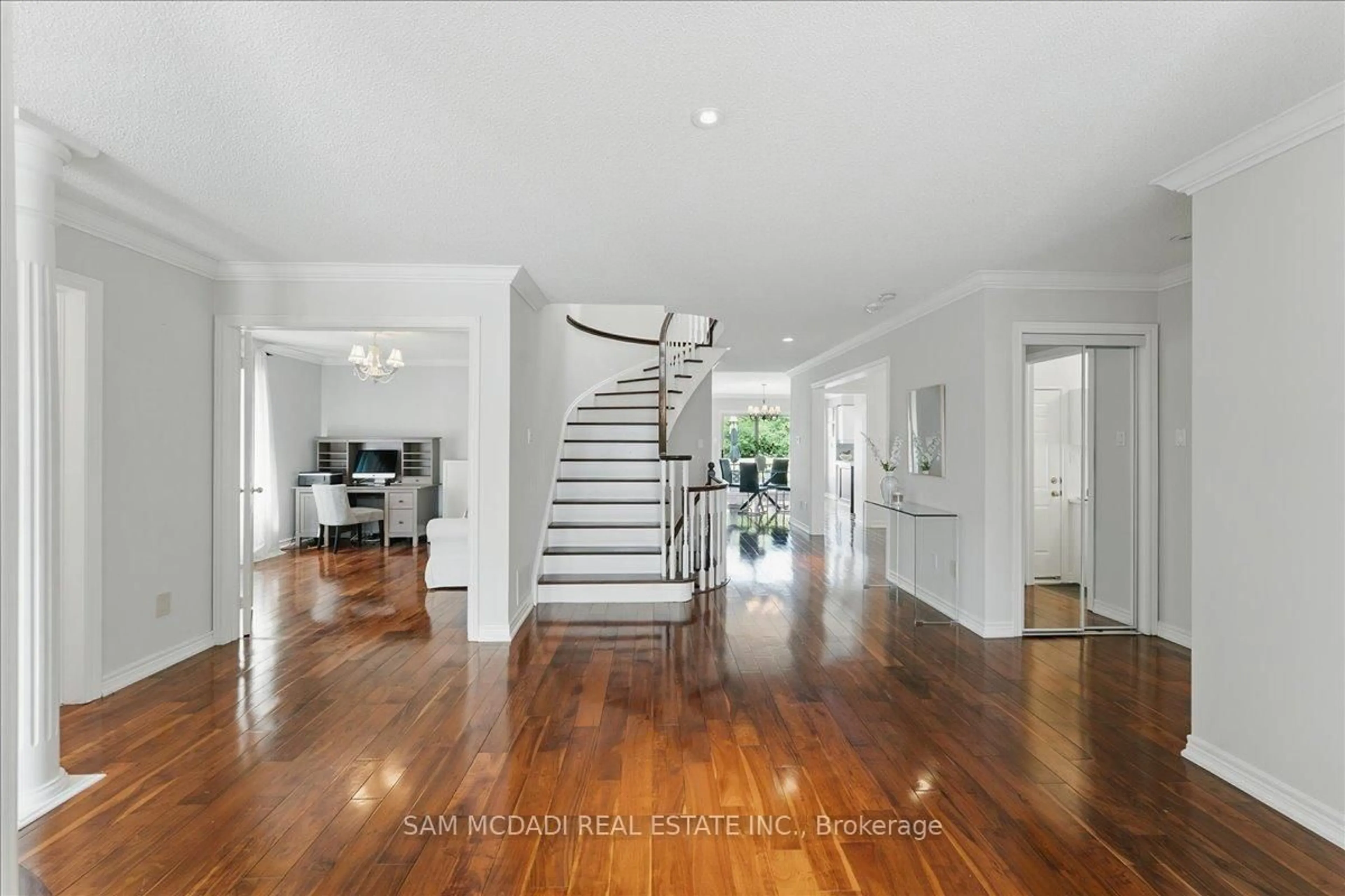 Indoor foyer for 1463 Bayshire Dr, Oakville Ontario L6H 6E8