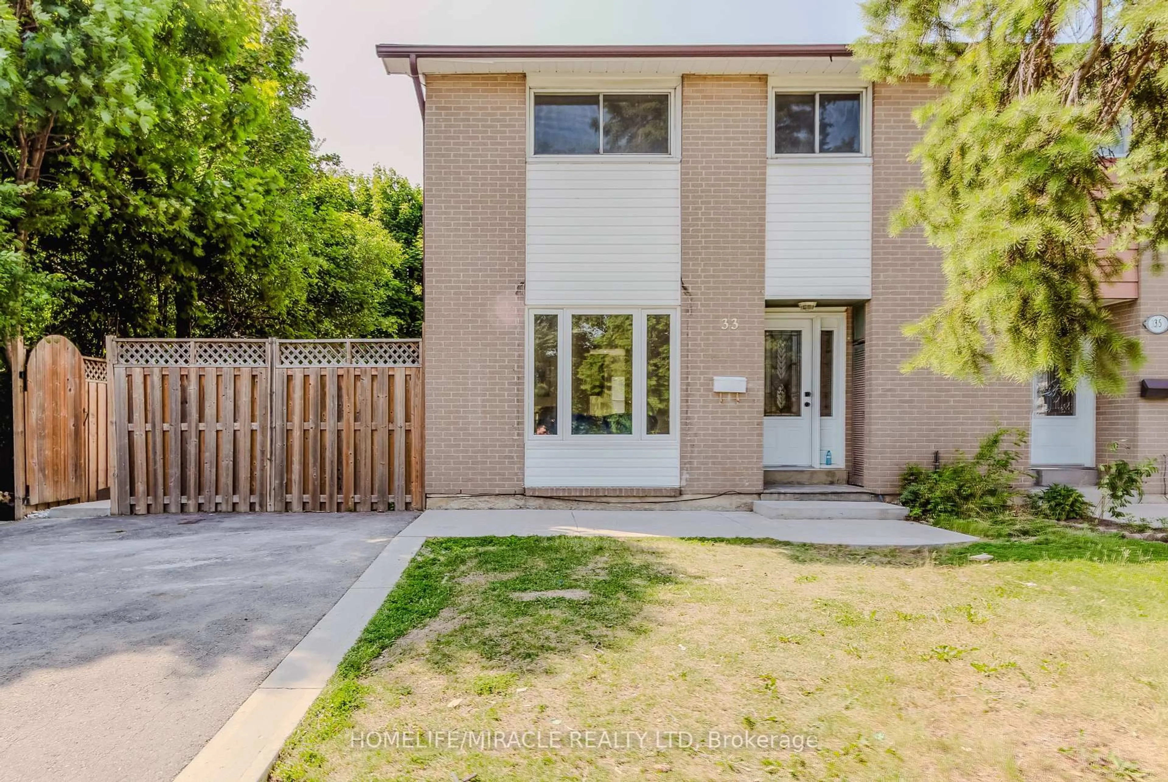 A pic from outside/outdoor area/front of a property/back of a property/a pic from drone, street for 33 Flamingo Cres, Brampton Ontario L6T 2G6