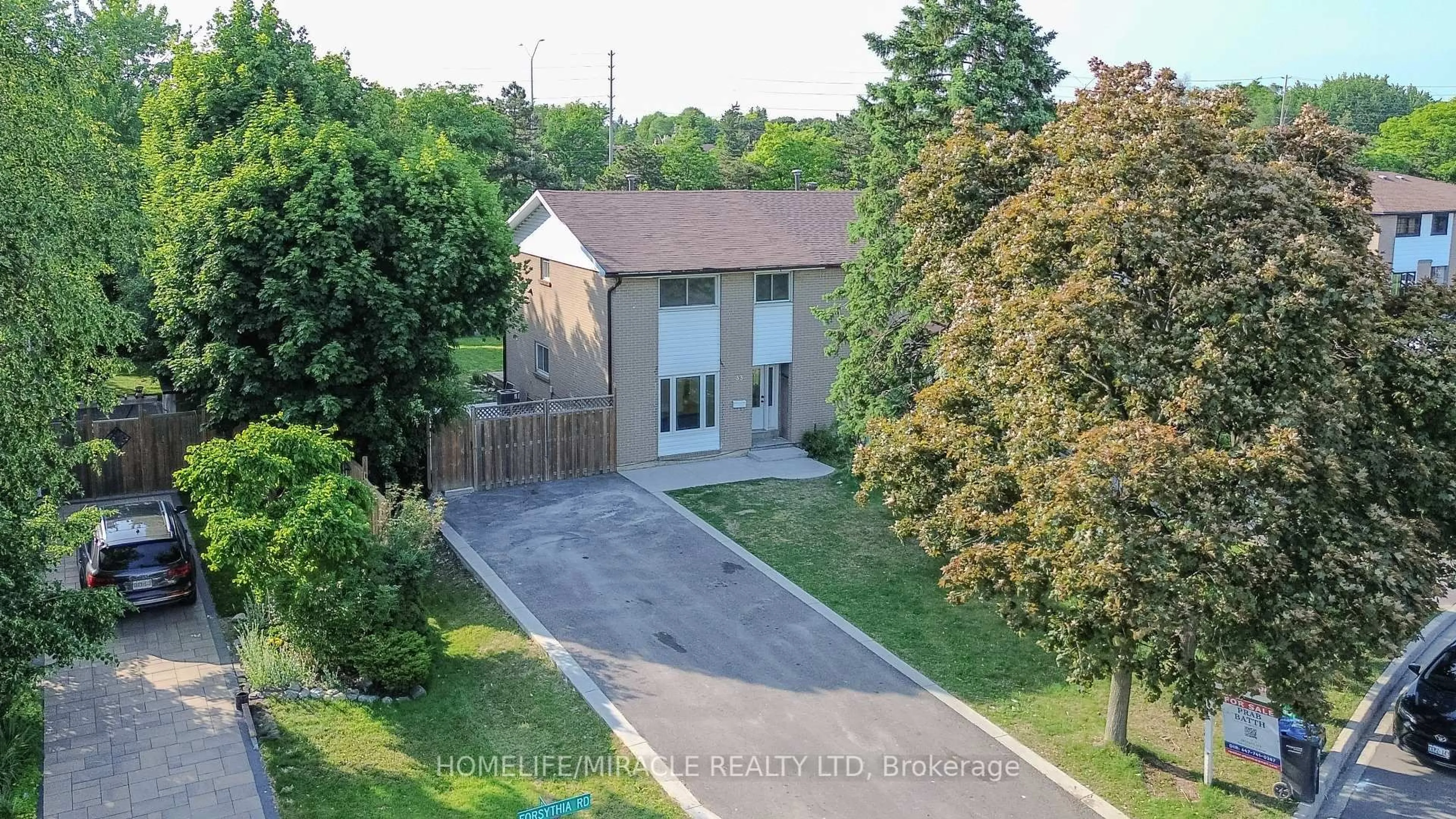 A pic from outside/outdoor area/front of a property/back of a property/a pic from drone, street for 33 Flamingo Cres, Brampton Ontario L6T 2G6