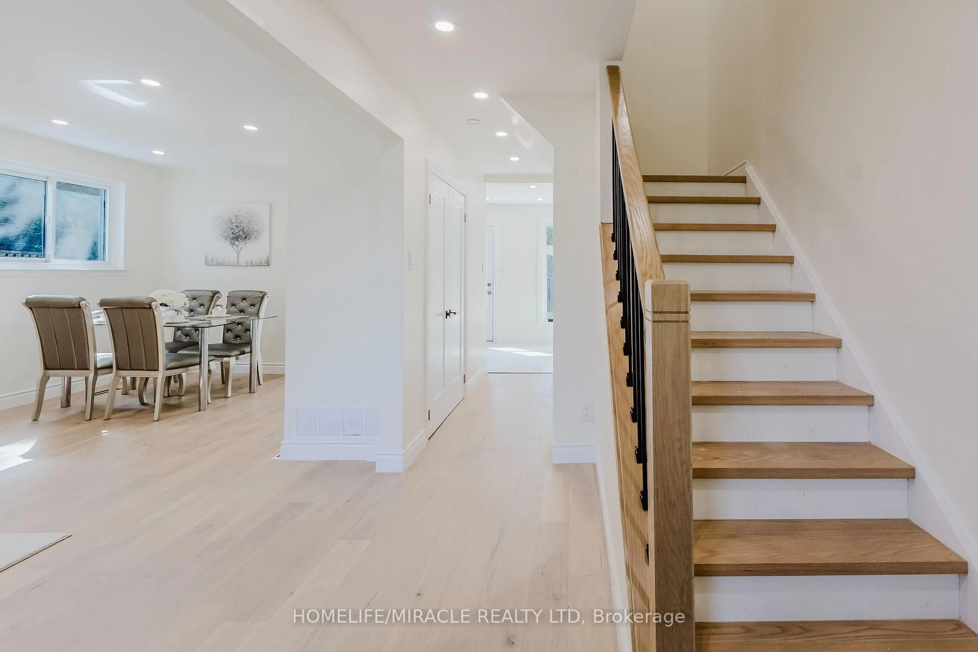 Indoor entryway for 33 Flamingo Cres, Brampton Ontario L6T 2G6