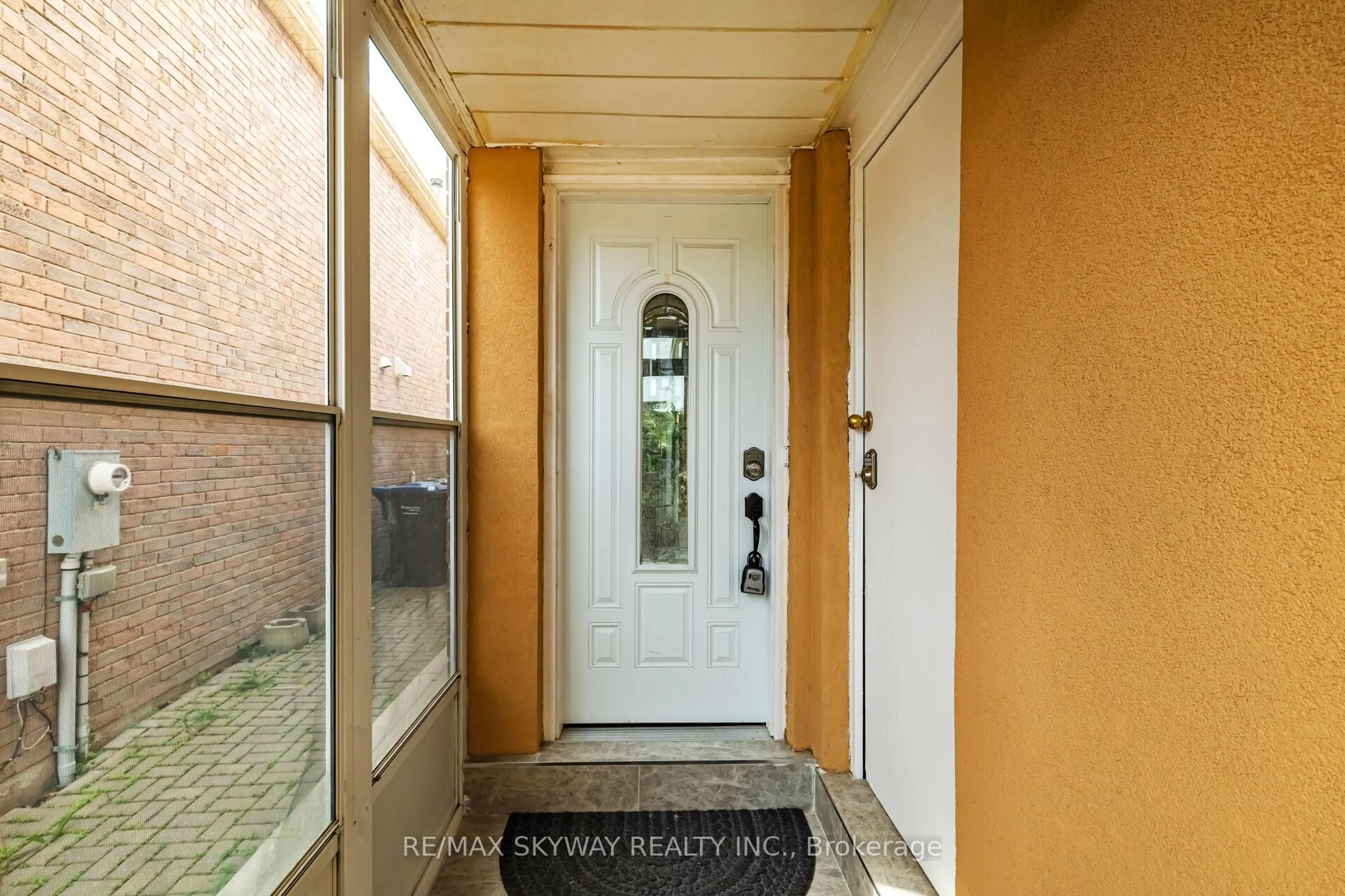 Indoor entryway for 94 Sandmere Ave, Brampton Ontario L6Z 3Z9
