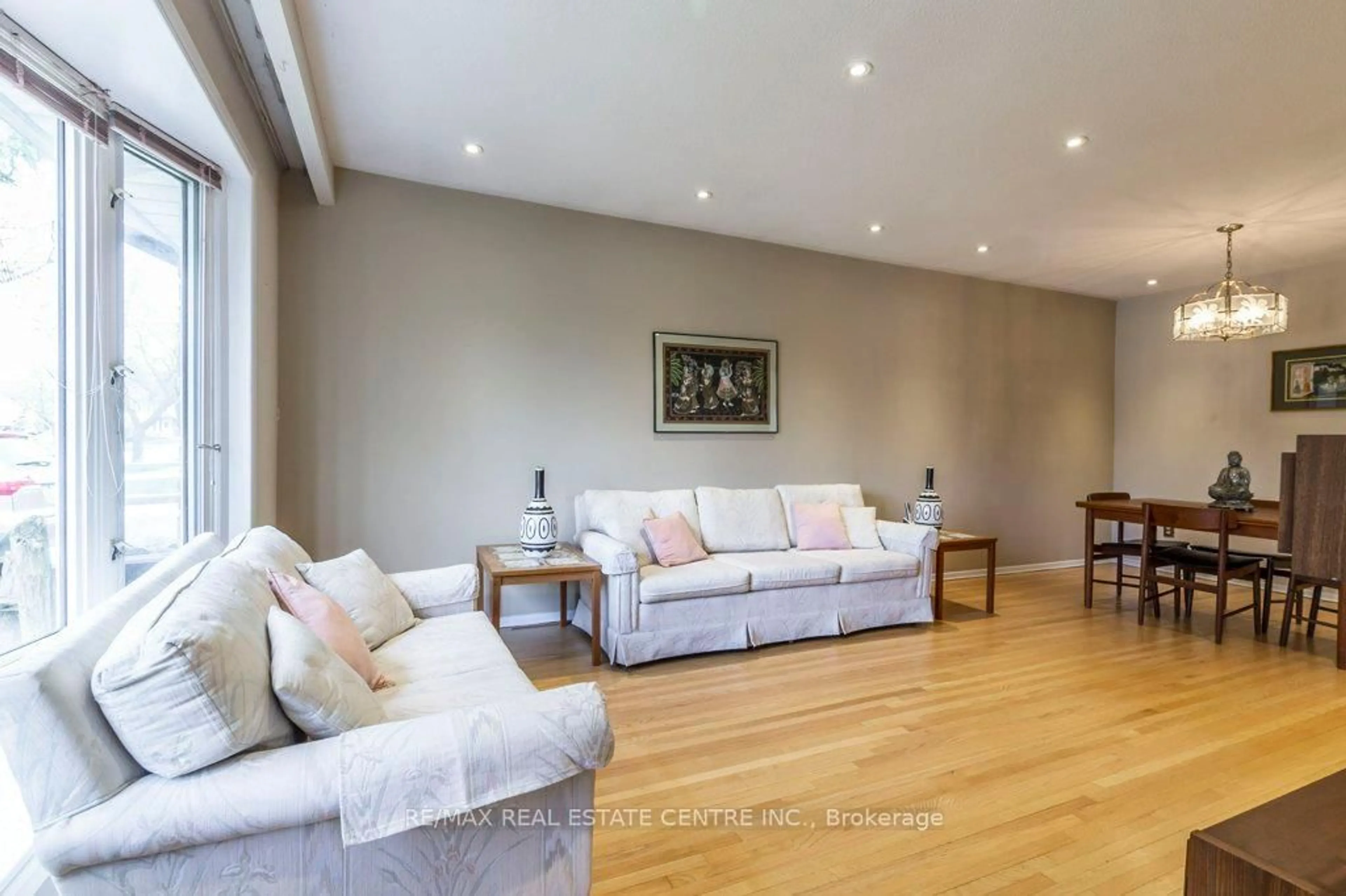 Living room with furniture, wood/laminate floor for 368 Lara Woods, Mississauga Ontario L5A 3A9