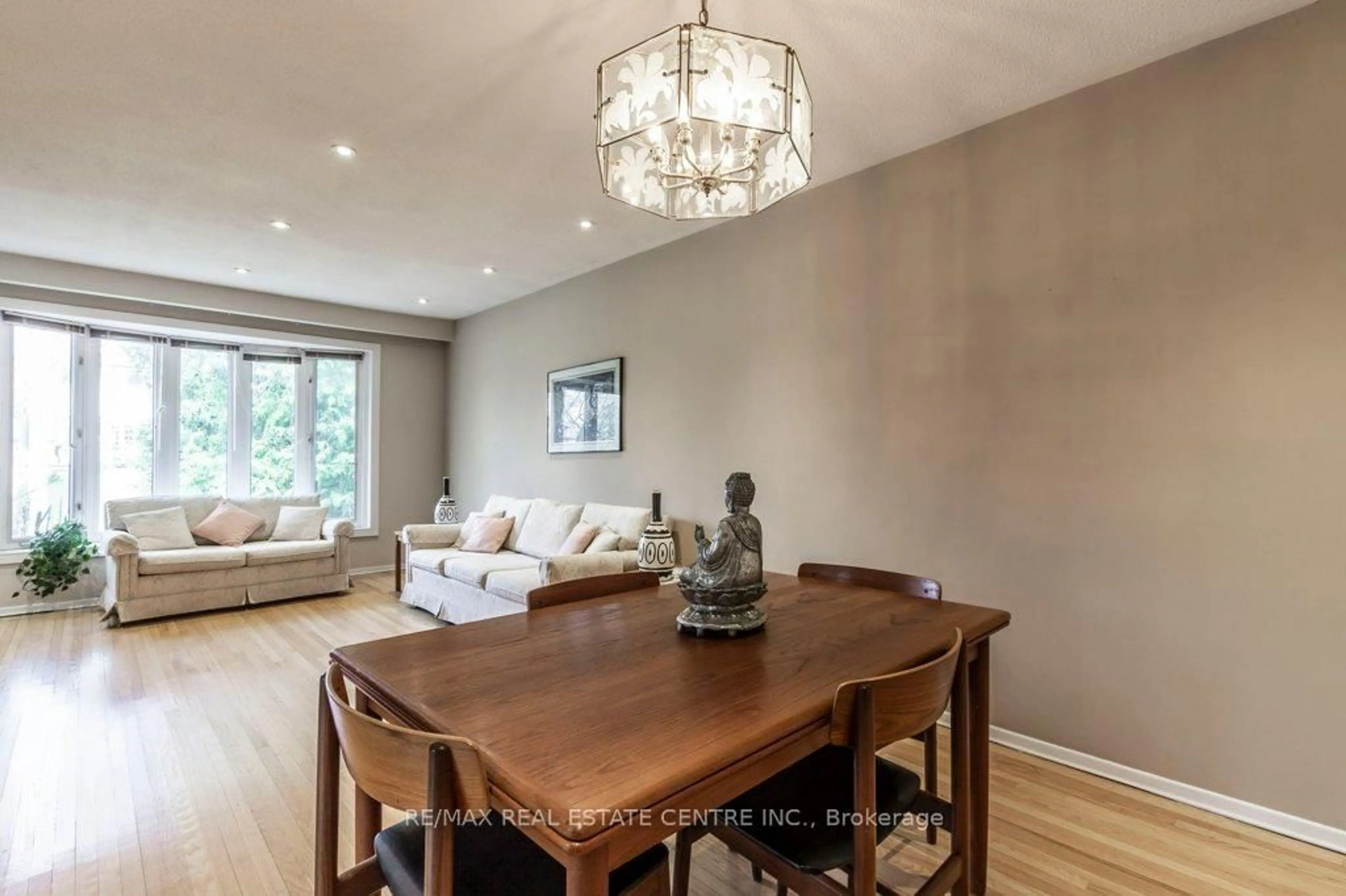 Dining room, wood/laminate floor for 368 Lara Woods, Mississauga Ontario L5A 3A9