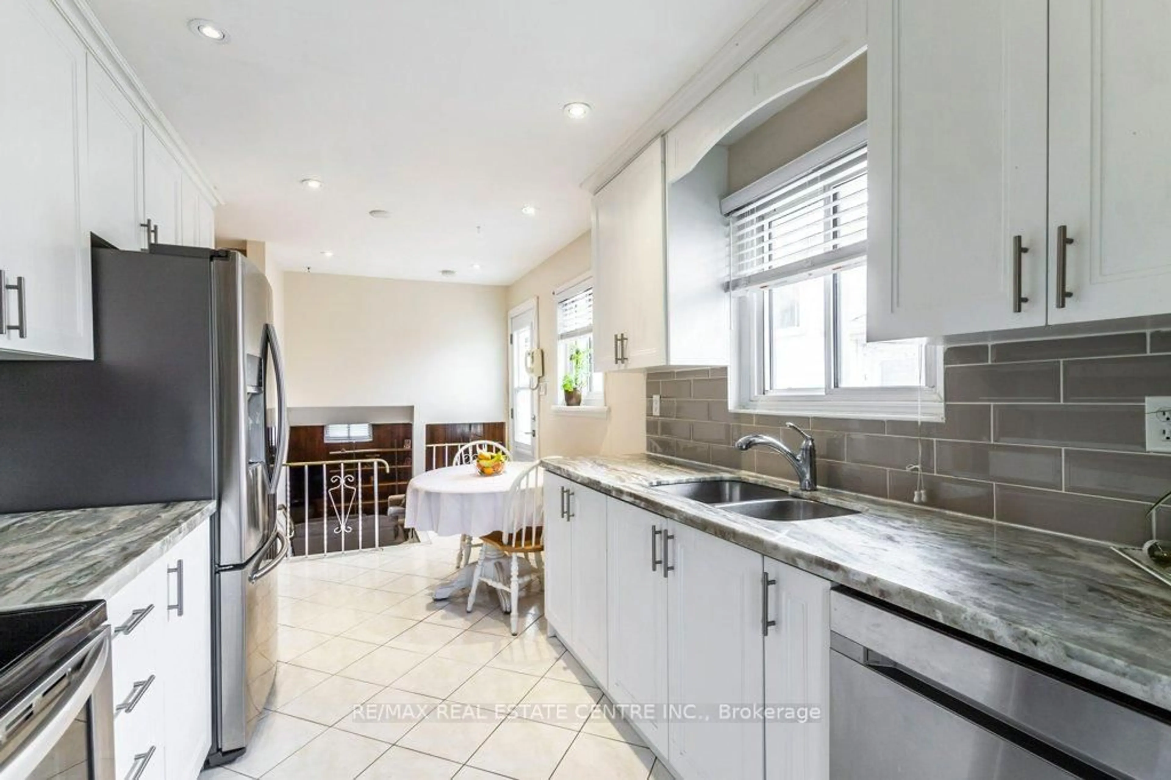 Standard kitchen, ceramic/tile floor for 368 Lara Woods, Mississauga Ontario L5A 3A9