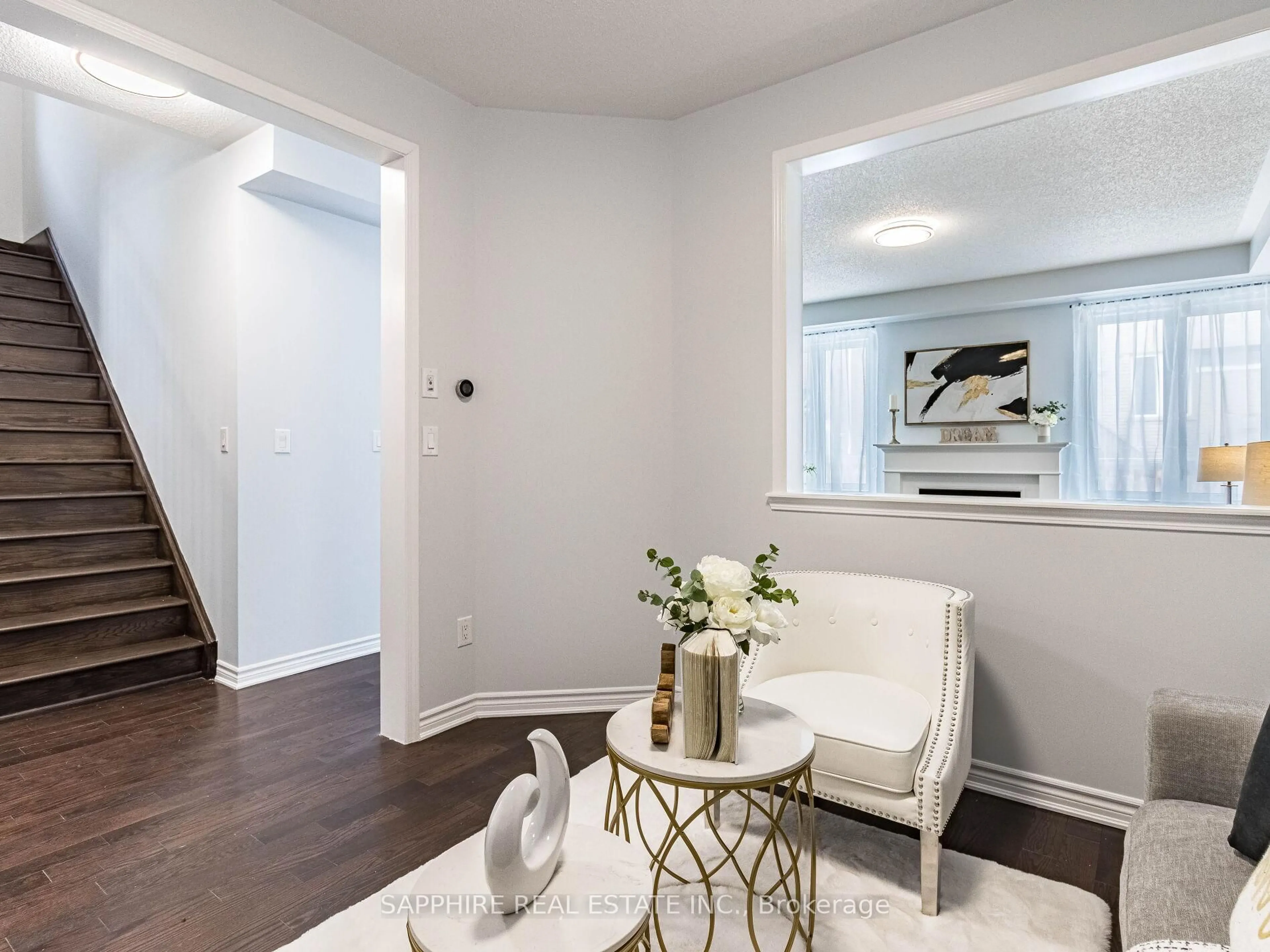 Indoor entryway for 325 Trudeau Dr, Milton Ontario L9T 8Y7