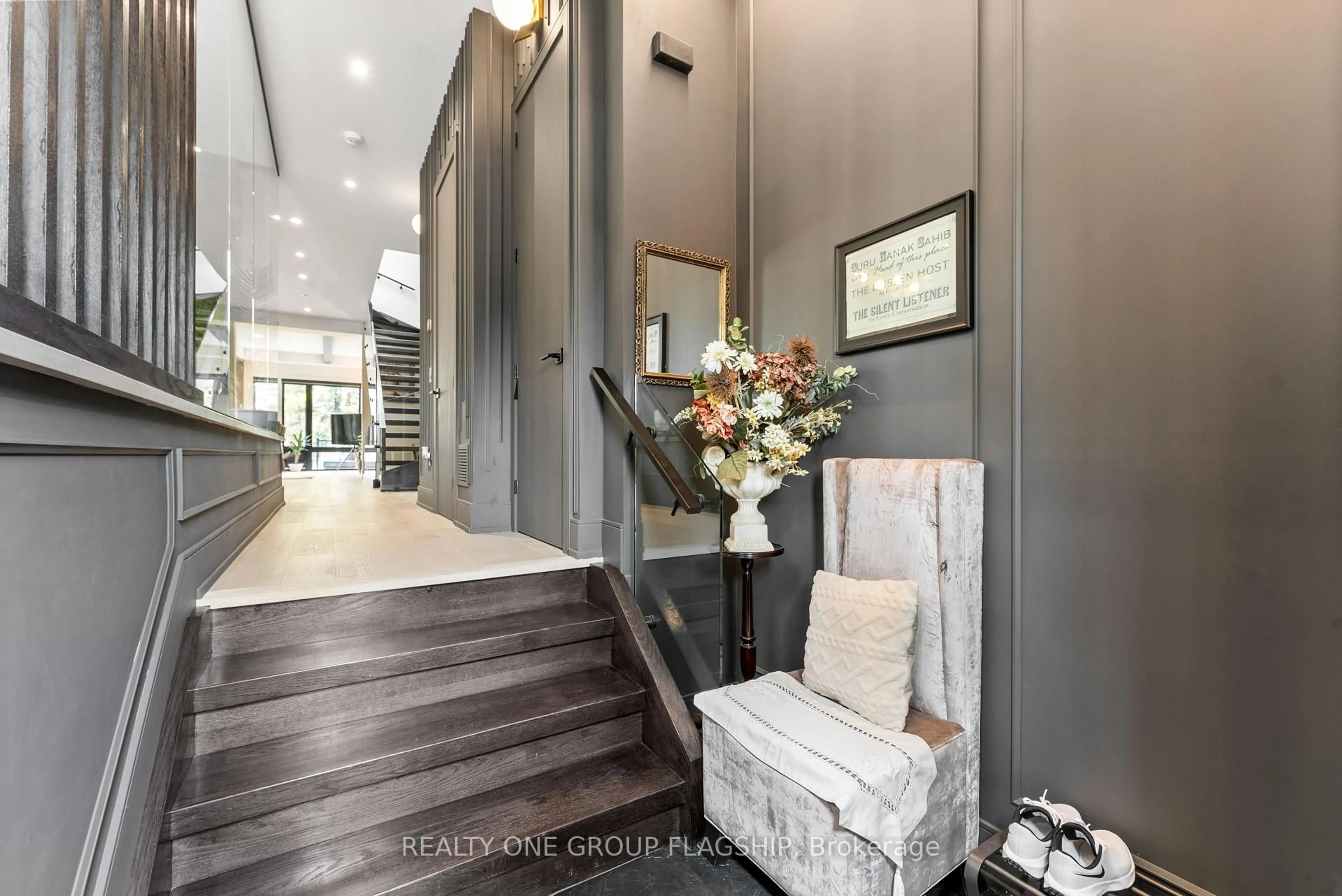 Indoor foyer for 150 Sheldon Ave, Toronto Ontario M8W 4L6