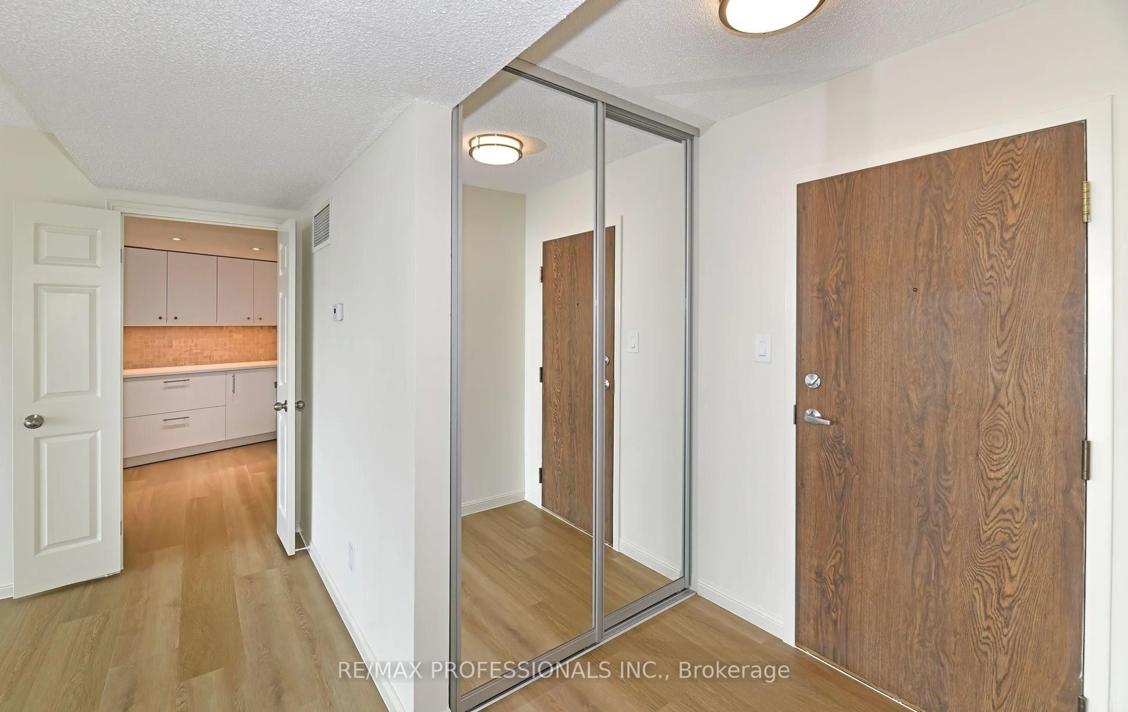 Indoor entryway for 40 Richview Rd #1605, Toronto Ontario M9A 5C1