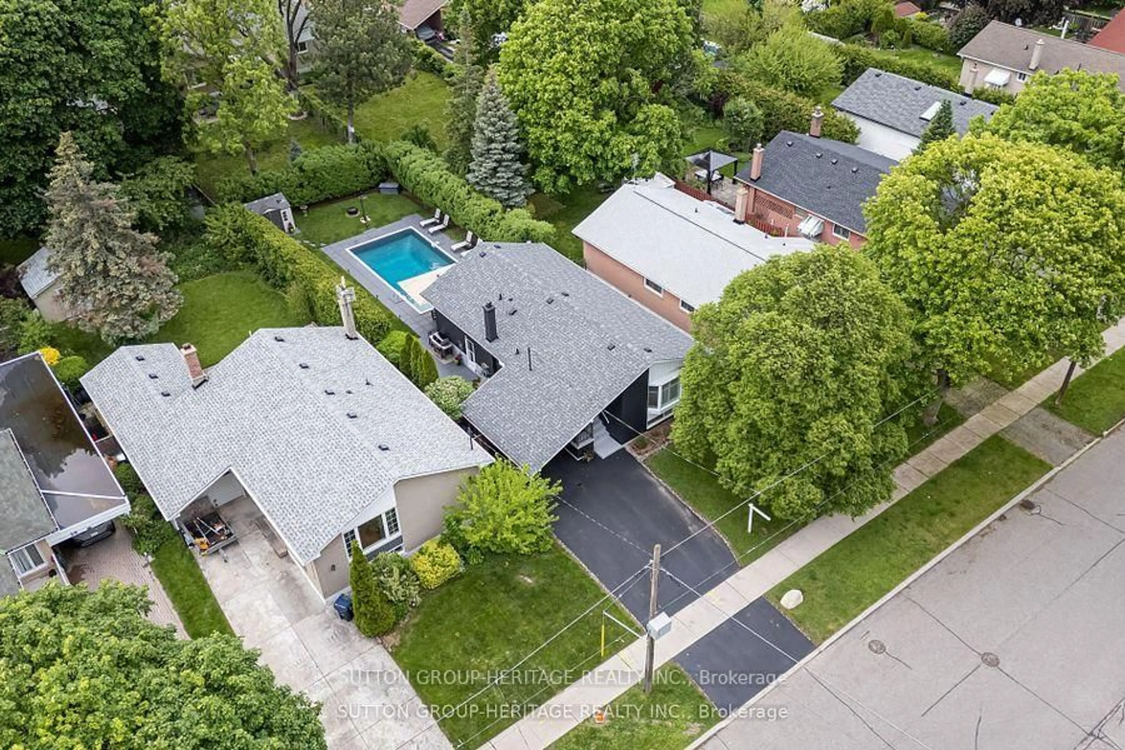 A pic from outside/outdoor area/front of a property/back of a property/a pic from drone, street for 22 Paragon Rd, Toronto Ontario M9R 1J5