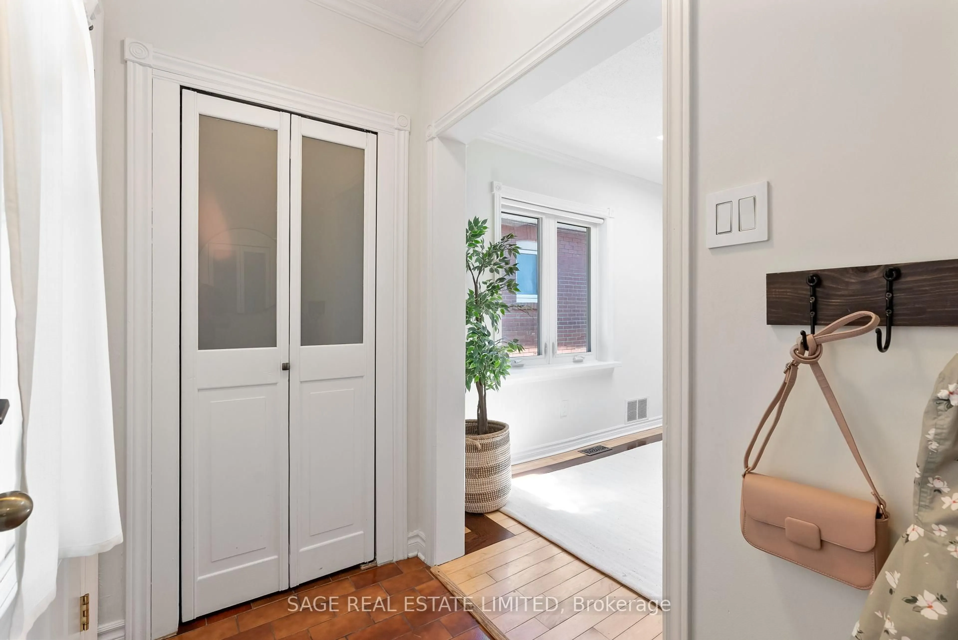 Indoor entryway for 4047 Old Dundas St, Toronto Ontario M6S 2R5
